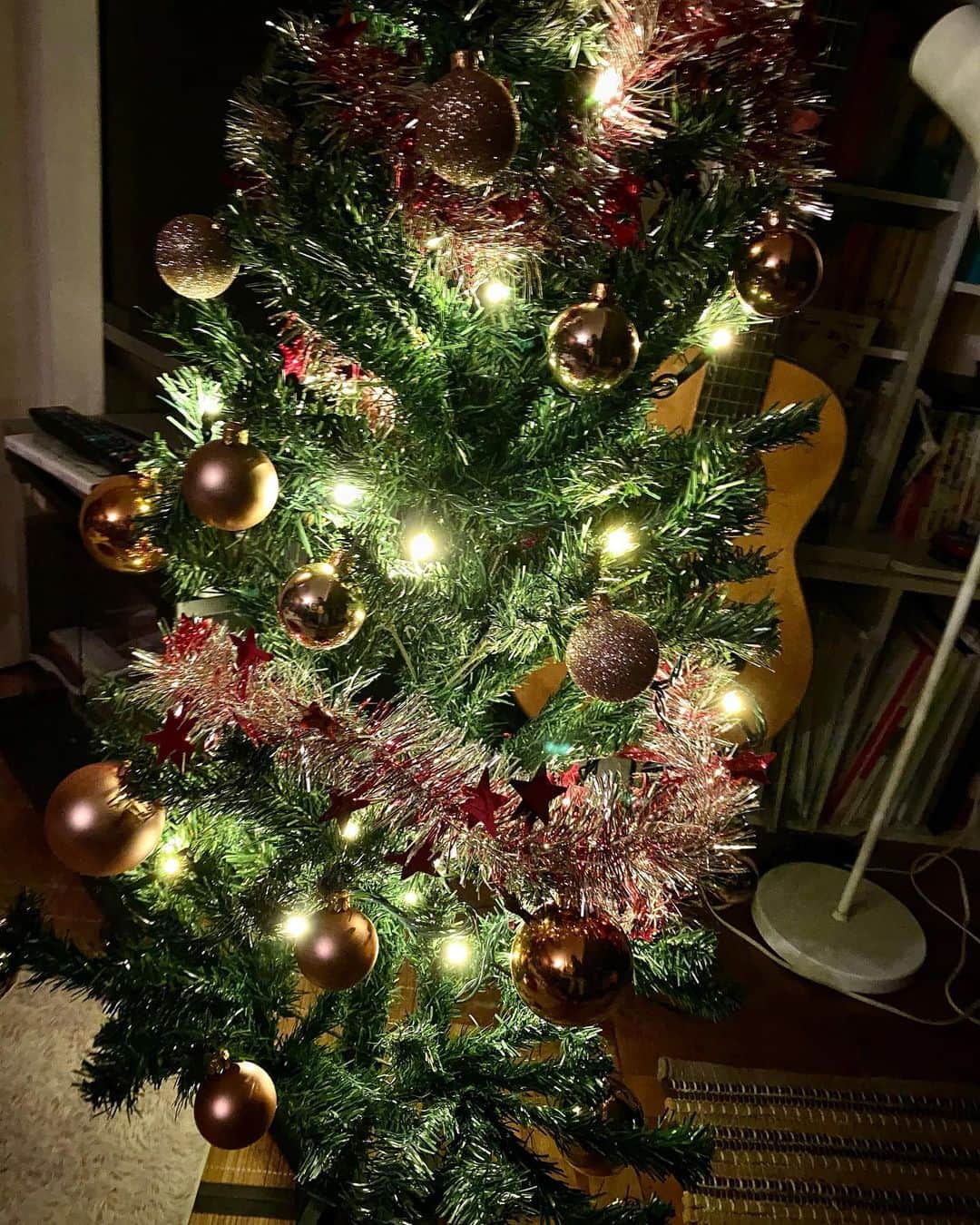 のインスタグラム：「クリスマス🎄🌟にインスタライブ 12/25 20時くらいから ギタリスト長井ちえちゃんとやります  恒例の名古屋レイドバックライブはできなかったので　なんかできないかなー　って話してて やってみることにしました　楽しみ〜😆  投げ銭させろー♪というありがたい方が ココを教えてくれたので載せときます　 ネーミングがいかしてます みなさん奮ってどうぞ😆😆 (できてるのかな？) https://ofuse.me/flamin555/u  飲み物用意して楽しみに待っててね ちえちゃんとツリー🌲飾って準備準備ww」