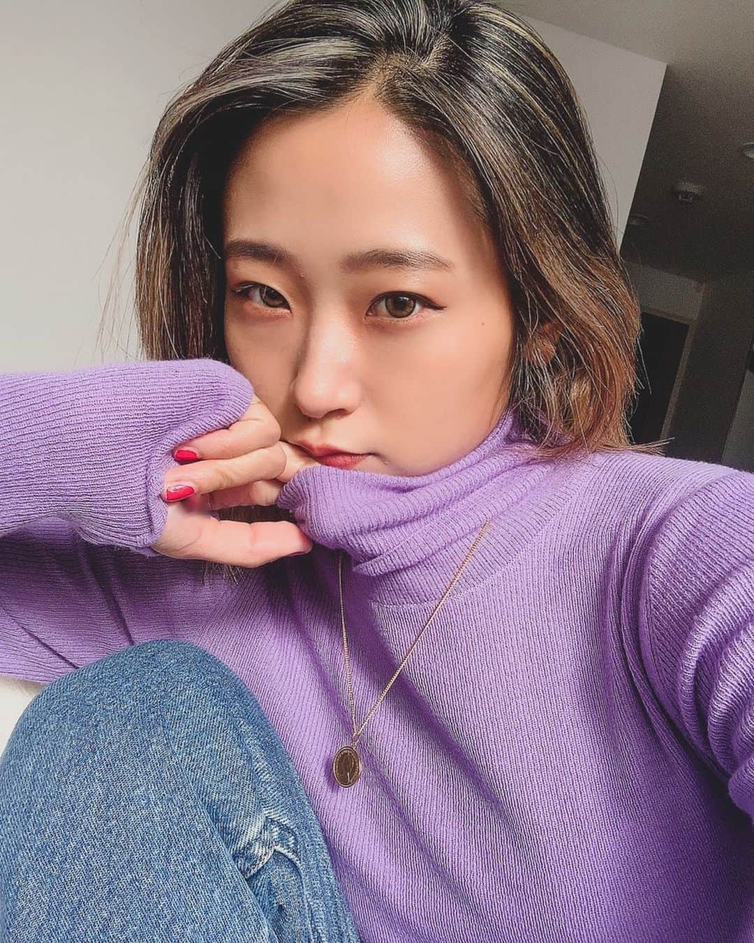 上野智子のインスタグラム：「週末、ハイライトをバチバチにいれて💇‍♀️ 仕事しながら来年の準備をして、今日はeillちゃんのYouTubeライブ観て癒されてパワーもらっちゃって。なんだか、幸せです☺️そうやって日々思えるといいよね。  ニットは @lisa_950709 と色違いで買ったのよ✌️ 年末体調崩さないように気をつけて、あとよいクリスマスを〜🎅♡  (Podcast New Ep. @spotifyjp にもUPされたので聴いてね！) #purple #milaowen #kakimotoarms」