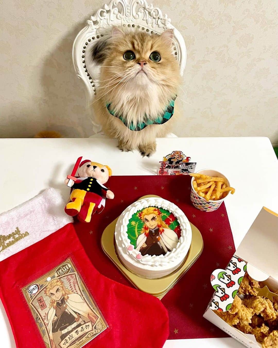 manami☺︎satoさんのインスタグラム写真 - (manami☺︎satoInstagram)「* 🎂🔥2020.12.21🔥🎄  『炎の煉獄クリスマスパーティー』  最高でした🥳  @priroll_official  さんのケーキを見つけて瞬時に予約🙋‍♀️ かっこよすぎましたこのケーキ♡♡  3人でオソロの煉獄トレーナーを仕込んでいざ！  炭治郎改め、きな治郎もノリノリ💕笑 禰豆子改め、ぼん子🤣は通常運転⁽˙⁸˙⁾🐾  甥っ子も可愛いし、おばば姉妹2人はキッズ服を着て 頑張りました👯‍♀️  311億の男！ 煉獄杏寿郎でしめくくる幸せな2020でした٩(🔥▽🔥)۶  まだ映画もあと何回も行くと思います...😂 漫画で見てた時よりも、映画の方が何千倍も心に響き ました🔥  『心を燃やせ』  この言葉にこれからも何度となく助けられることと 思います🥺 妹は育児、私は仕事で何かある度にこの言葉で奮い立 っております🔥笑  今年もあと1週間！ 心を燃やしてがんばりましょう😛✨🔥  #煉獄杏寿郎  #311億の男 #鬼滅の刃 #demonslayer  #チンチラゴールデン#エキゾチックロングヘア#猫#ねこ#猫好きな人と繋がりたい#にゃんだふるらいふ#냥스타그램 #ねこのきもち#냥스타그램#猫咪#貓#貓星人#kot#koty#GATTO #KATZ #catoftheday#cat#cats#instacat#catstagram#catsofinstagram#persian#chinchillacat#exoticlonghair#catloversclub #catlifestylechilefiesta」12月23日 22時27分 - fuwari_kinaco