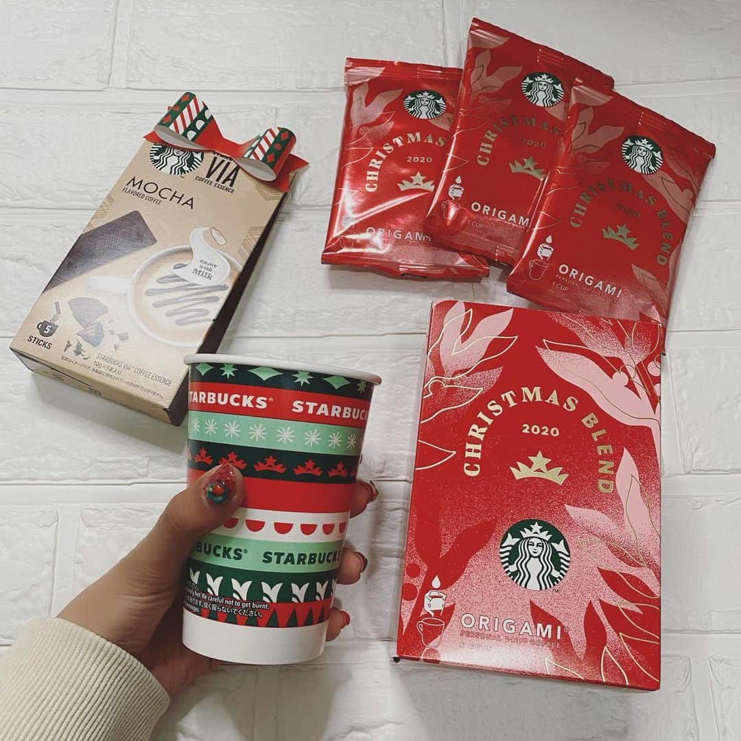 秋山衣梨佳さんのインスタグラム写真 - (秋山衣梨佳Instagram)「☕️🎄🎁  Xmas×coffe❤︎  #starbucks#coffe#cafe#xmas#christmas#スタバ#スターバックス#コーヒー#クリスマス#スターバックスクリスマスブレンド#モカフレーバーコーヒー」12月23日 22時27分 - akiyamaerika