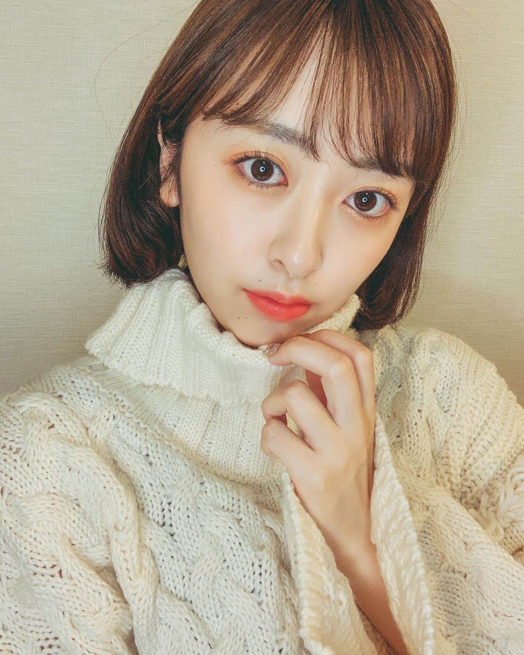 兼田日向子のインスタグラム：「☃️ 最近買った白ニット❄ ボリュームがあるタートルがあったかくて お気に入り☺️❤️  メイクもニット似合うように コーラルオレンジっぽく🍊 2枚目は無加工だから分かりやすいかな？  今日はファンデもアイシャドウもリップもLAKA👶🏻 チークはリップをぽんぽん乗せたよ〜！！ LAKAさんから頂きました☺️✨  アイシャドウの色が絶妙で可愛い… ふわっと発色するから 濃くも薄くも調節できてほんとう使い易い！ 私はナチュラルな目元がスキだから ベージュを全体に薄くのせたあと コーラルを重ねて、中央にラメをちょこっと✨  ファンデは普段使わないことが多いけど、 クッションファンデの楽さと崩れなさに感動…🥺💓  カバー力があって、仕上がりはツヤ過ぎずナチュラル。 わたし的に下地とコンシーラーよりも時短な気がする🤔  遅刻しそうでマスク＋ガチダッシュして汗かいても 汚く崩れなかったから夏でも使えそうな予感もします！  リップはふんわりマット💄 マスクに着きづらい😷◎！  愛が溢れて長くなってしまいました😇 読んでくれた方、ありがとう！！  #LAKA #ラカ#라카 #ジェンダーニュートラル #ジェンダーニュートラルコスメ#韓国コスメ #kbeauty #ソフトライティングカバークッション #スムースマットリップティント#ジャストアイパレット#自分へのご褒美#白ニット#ボブ#ミニボブ」