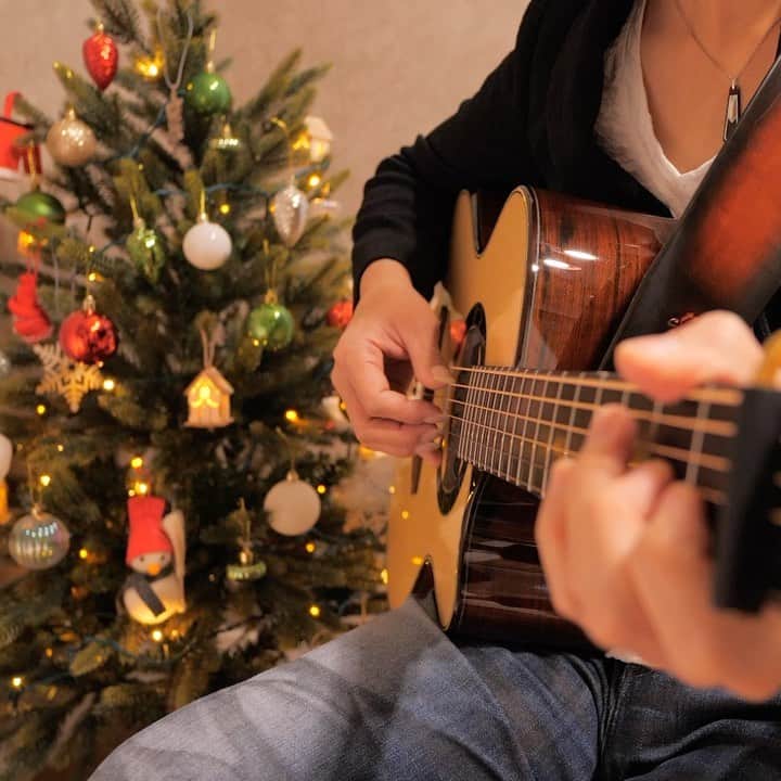 松井祐貴のインスタグラム：「Santa Claus is Coming to Town﻿  -Arranged by Yuki Matsui-﻿ YouTube→https://www.youtube.com/c/YukiMatsuiOfficial﻿ ﻿ ♪﻿ ♪﻿ ♪﻿ ﻿ #yukimatsui #松井祐貴 #fingerstyle #fingerstyleguitar #fingerpicking #acoustic #acousticguitar #pickariff @pickariff #guitarsdaily @guitarsdaily #guitarstagram @guitarstagram #solosection #guitarsarebetter @guitarsarebetter #talentedmusicians #lickwars @lickwars #riffwars  @riffwars #riffwarsacoustic #pickupmusic #acousticartists #musicians #guitarplayer #instaguitar #Daddario #DaddarioStrings  #shubbcapos @shubbcapos #keystone #keystonestringedinstruments #christmas #santeclausiscomingtotown #christmassongs #クリスマス」