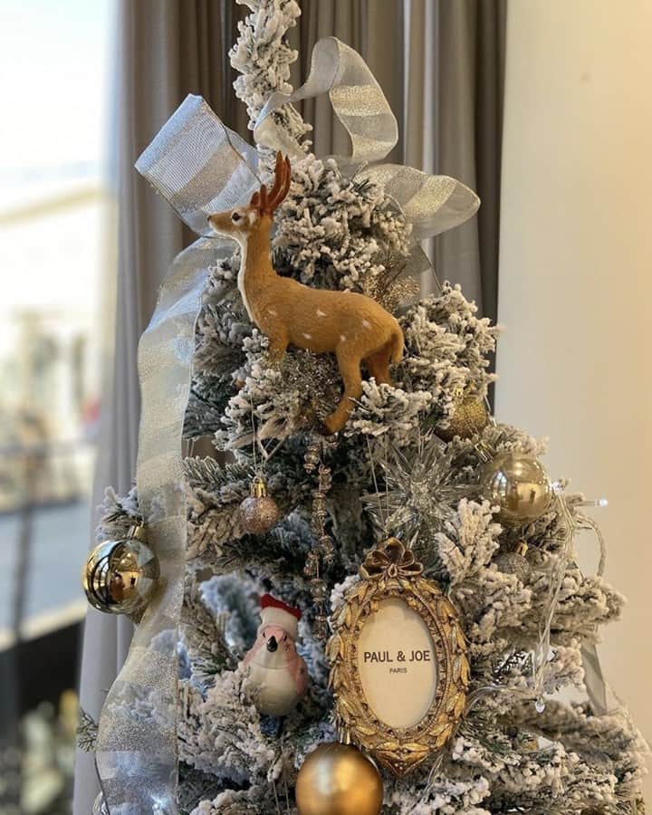 ポール&ジョーさんのインスタグラム写真 - (ポール&ジョーInstagram)「Oh my deer ! That's our kind of christmas tree 🎄⁠ -⁠ Photo by @rand.space⁠ @kuraudia.weddingdress⁠ -⁠ #PaulandJoe #Christmas #Xmas #Noel #Sapin」12月23日 22時35分 - paulandjoeparis