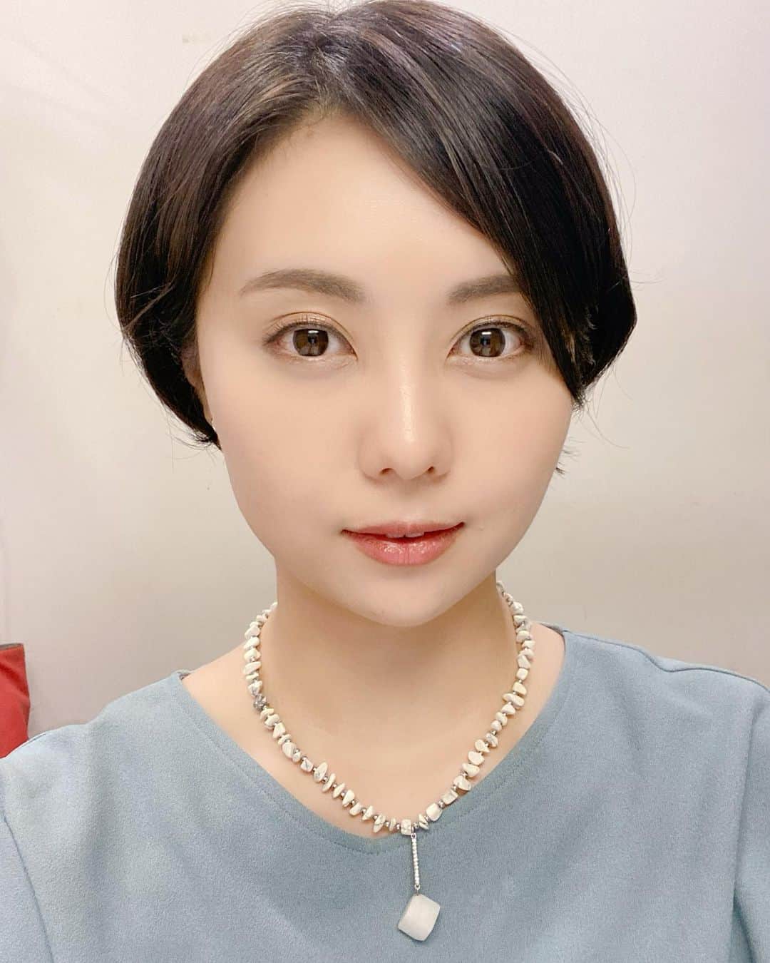 瀧口友里奈のインスタグラム：「・ 𝒩𝑒𝓌 𝒽𝒶𝒾𝓇𝓈𝓉𝓎𝓁𝑒  新年にむけて またサッパリと ショートヘアに✂︎ ・ 今一番、自分らしくて心地良い髪型です。 ・ ・ 年末ということで、自然と自分の中で棚卸しする時間をちょこちょこ作っています。 ・ 結局、私は何も変わらない。 今も昔も自分の信じた道を行くだけです。 そして、自分の信じた道を行く人たちを応援したいです😊 これはぜひもっと具体的な形を増やしていきたい。気持ちだけじゃ足りないよね🤓 ・　 ・ 今日は、夜の生放送の前に、新年に司会＆モデレーターを務めさせていただくイベントの顔合わせもありました。なんとも刺激的で光栄なお仕事。 ・ 顔合わせ終わりに、 「瀧口さん、いつもありがとうございます。信頼しています。」とスタッフさんから一言。心がぽかぽかになりました☺️🔥 信頼には絶対答えたいし（信頼されてなくても勝手に答えたい。笑）、 恥ずかしくてなかなか言えないけど、私ももっと素直に気持ちを言葉にできるようにしたいと思いました🙏🏻✨ ・ ・ #haircut #goodbye2020  #ヘアカット #ショートヘア #ショートカット #ショートヘアアレンジ #ショートカットアレンジ #アナウンサー #キャスター#司会 #モデレーター #セントフォース #瀧口友里奈」