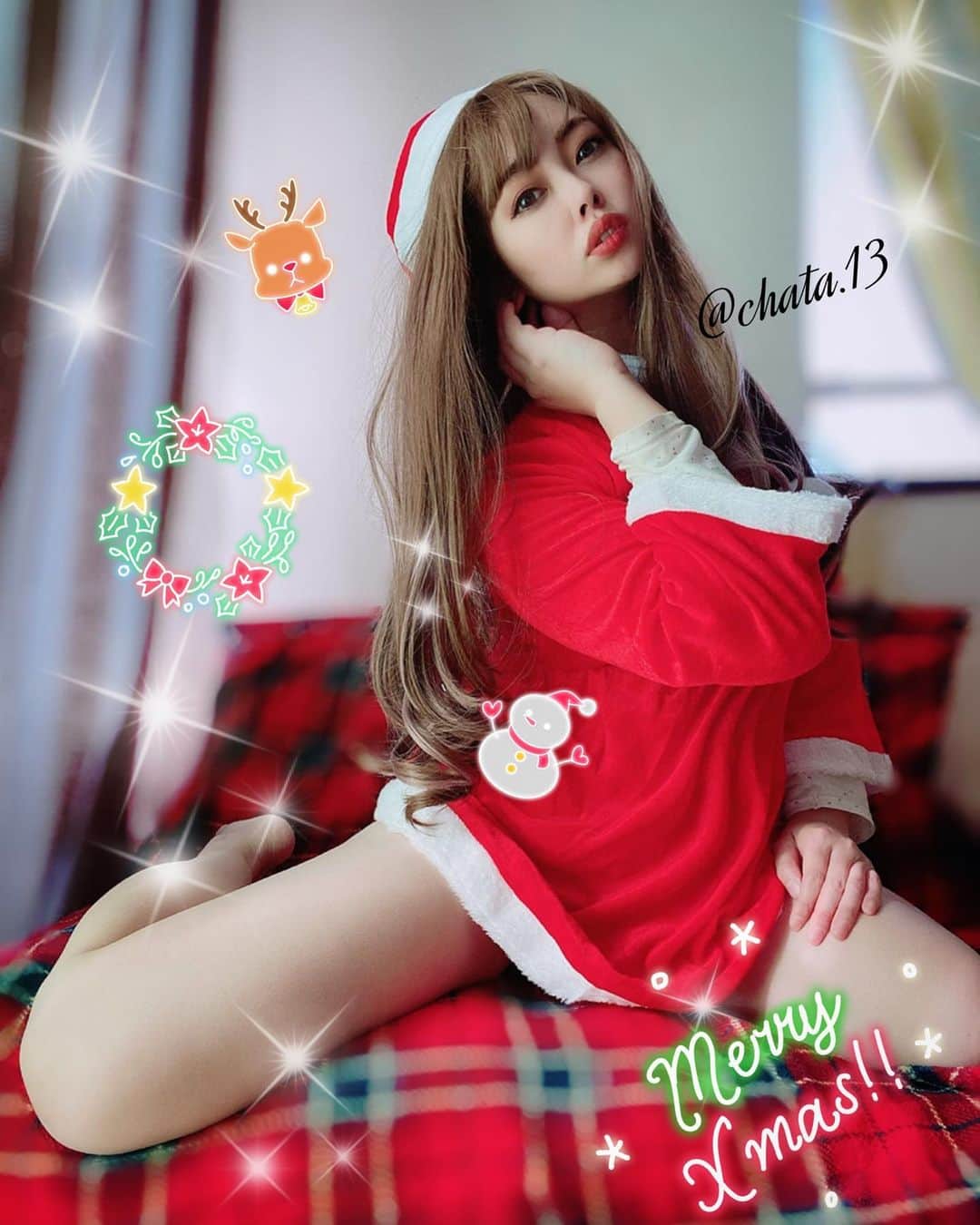 のインスタグラム：「お疲れ様✨💕💕💕 明日はイブだね🍗🎁❤️ 今年はクリスマス平日だから🎄明日兄貴の会社でケーキ🎂貰えるから明日クリスマスしちゃう🎅✨💕💕💕 プレゼントは息子が2学期終業式した後25の夜に渡そうかな(^^)✨🎄✨🎄✨🎄ニンテンドースイッチを用意したので、どこにあるんだって毎日ソワソワしてる！！ワラ💦💦💦 みんなはいつやるの？クリスマスパーティー⭐️ 今年はお家でクリスマスがおおいのかな？🎁  #costume#アラフォー#アラサー#santaclaus  #コスプレ#コスチューム#ファッション#太もも#生足 #sexy#makeup #beautifulskin #legs #me #Japan#linda#christmas #gorgeous  #xmas #ootdfashion#ootd #fashion #サンタクロース#サンタコス #followme#instagood#shorthair#色気#美男美女と繋がりたい #セクシー」