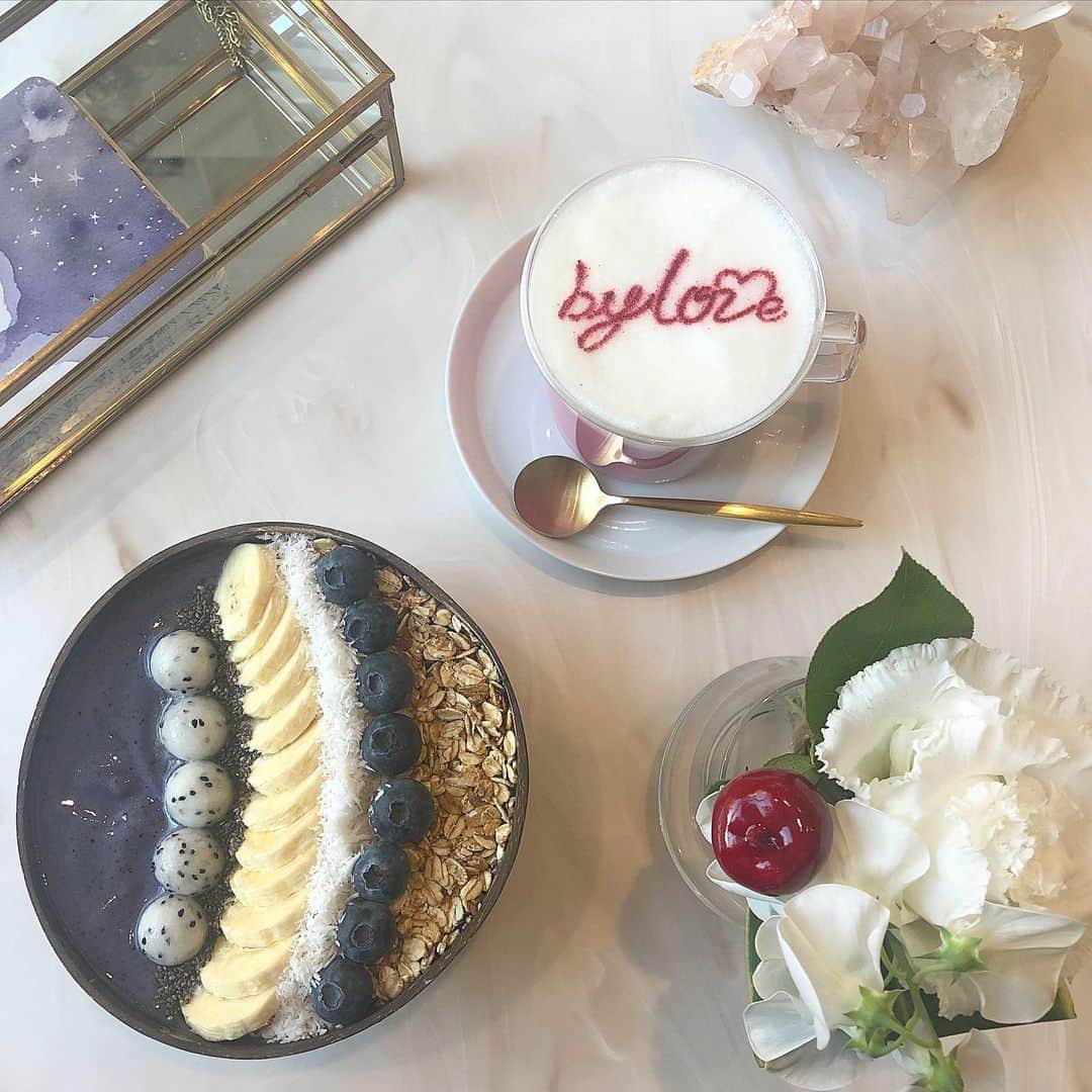 菊池かなこのインスタグラム：「・ 西麻布のヴィーガンカフェ @cafebylove 🤍 . . なにここっていうくらいお洒落な空間✨ 全面窓なので陽が入ってすっごく気持ちいい🌸 . . 天然石がテーブルに置いてあったり、 すごく気が良いのがわかる😉 . . ブルースピルリナとビューティーラテ☕️ お腹いっぱいになります✨ . . 1人で来てもすっごく落ち着くし、 ゆったり女子会にもおすすめ☺︎ . . . . ୨୧┈┈┈┈┈┈┈┈┈┈┈┈┈┈┈┈┈୨୧ #cafebylove#ヴィーガンカフェ #西麻布#西麻布カフェ#西麻布ランチ#六本木#六本木カフェ#六本木ランチ #lineconomi#東京カレンダー#東カレ倶楽部 #インスタグルメアワード2020#かなーなグルメ #食べログ#東京グルメ#フードグラマー #デリスタグラマー#カフェ巡り#東京カフェ部」