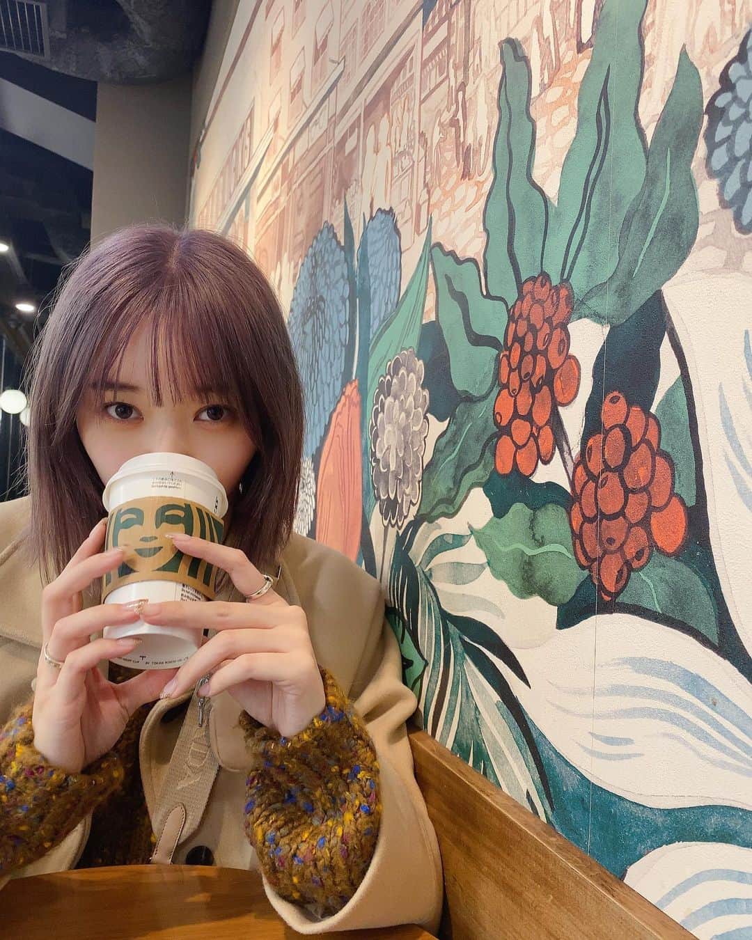 江野沢愛美さんのインスタグラム写真 - (江野沢愛美Instagram)「coffee time☕️♡  (髪の毛を気分でブリーチしてシルバーにしました🤍期間限定よ。 どどどピンクか綾波レイにしようかなーと思ったけど 外出たら目立つから人生初のシルバーに。笑 色落ち考えて最初は紫強め🍆)」12月23日 22時49分 - enosawa_manami