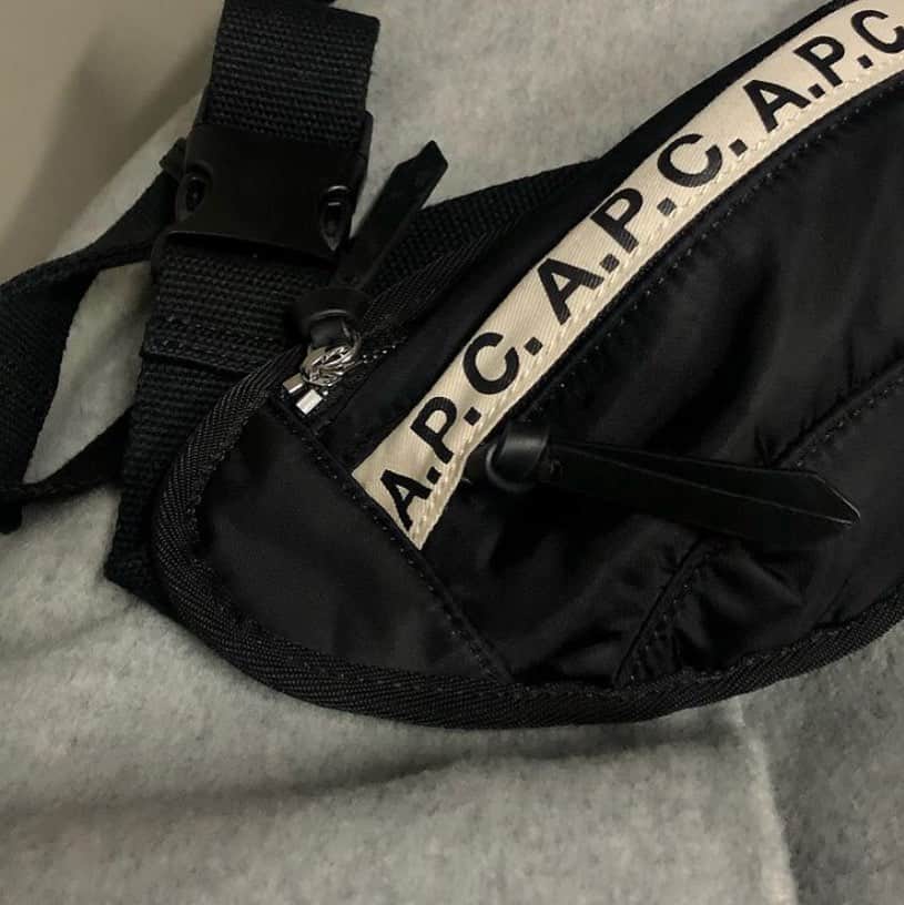 アーペーセーのインスタグラム：「A.P.C. ACCESSORIES FW20 ⠀ ⠀ The Repeat bum bag available in black, green, khaki and pink to be worn on the waist or across the shoulder. ⠀ ⠀ Available in stores and at apc.fr⠀  ⠀ Regram : @1000___4 ⠀ ⠀ #APC #APCaccessories #APCbag #APCFW20⠀」