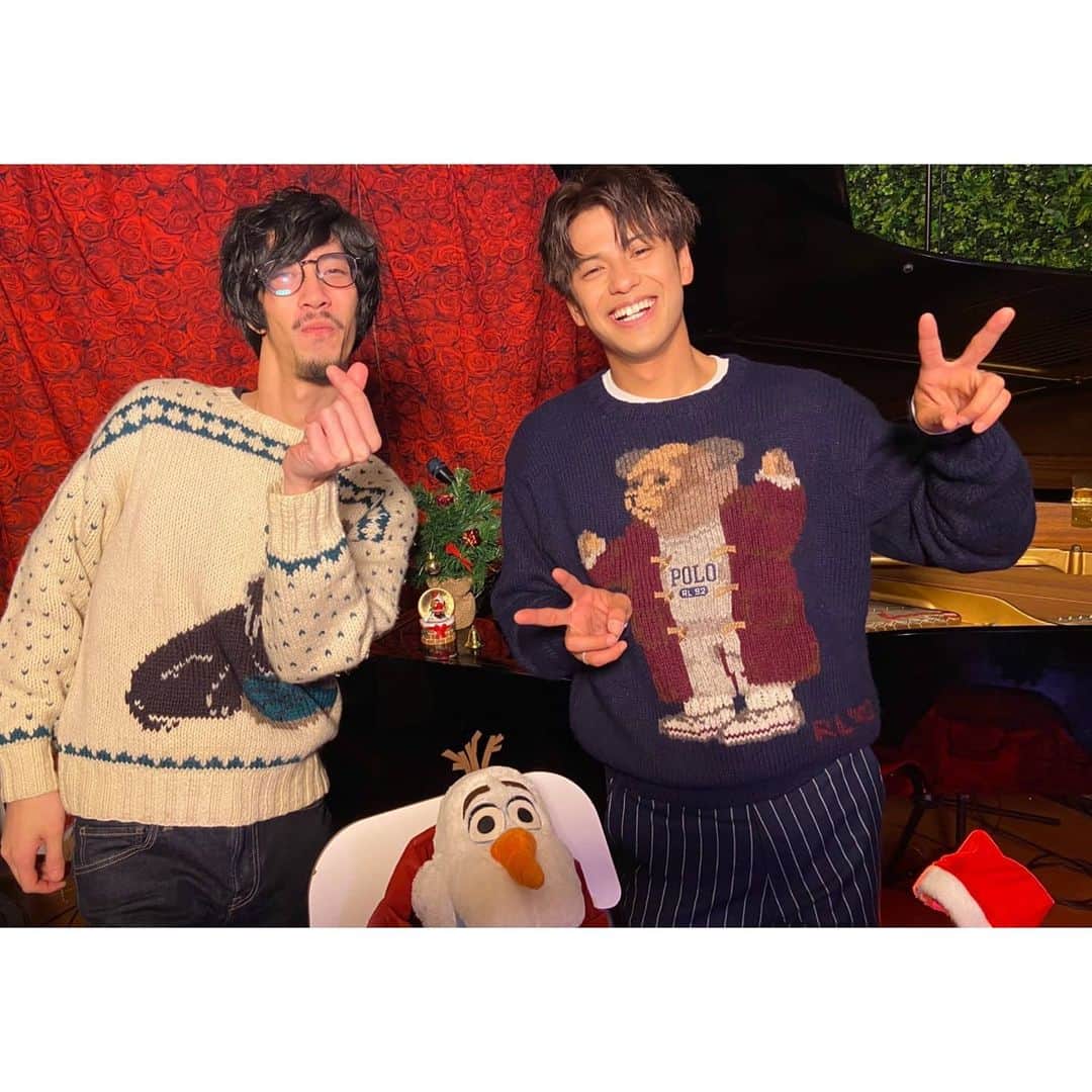 森崎ウィンのインスタグラム：「昨日は、僕のクリスマス配信LIVE!! 無事に終了しました!!!本当楽しかった!! 観てくれた皆様、本当にありがとうございました。楽しめましたか??(^o^) アコースティックという、声と楽器2つだけでのストイックな勝負。シビレました!!! そして何より、LIVE出来る幸せ、改めて心の中で噛み締めてました!!!!!感謝でいっぱいです。  来年こそは、みんなの前で!!!! 信じましょう!!!会える日を!!!!  #ゲンティー #最高のミュージシャンとご一緒出来て最高に嬉しいです #本当楽しかった #森崎ウィン #MORISAKIWIN」