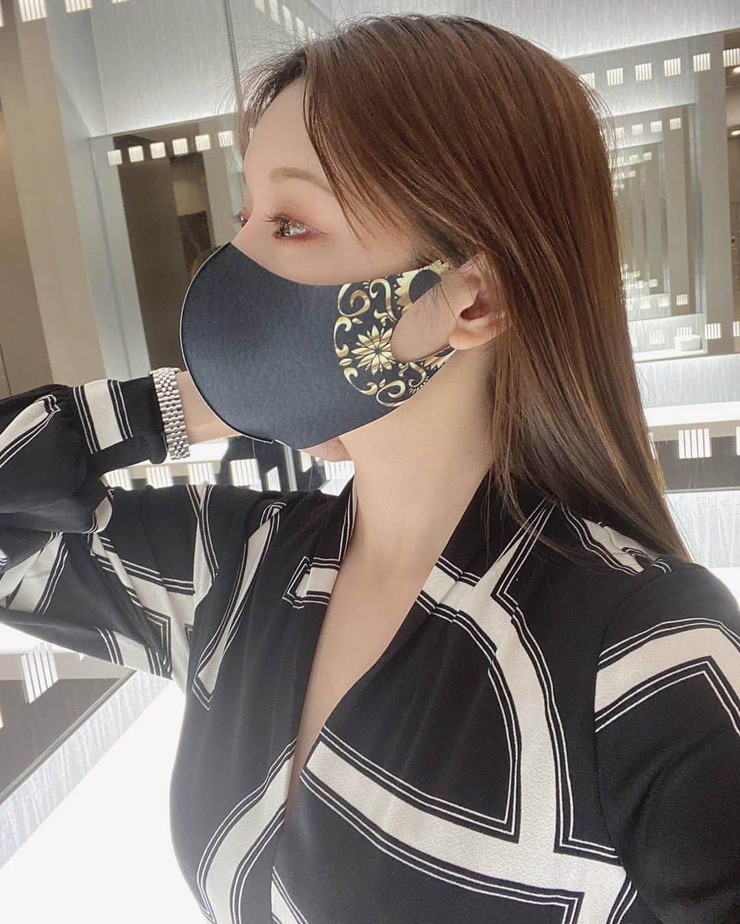 利咲さんのインスタグラム写真 - (利咲Instagram)「ファッションマスクの #デューエクレット 今年は今世紀一番（？！）マスクもファッションの一部となり始めましたね〜 世界で愛用されるデューエクレットマスクが日本上陸です😷🌟　 @dieueclat_office　@dieueclat_jp   クールでスタイリッシュなデザインが多いので スーツからカジュアル、ドレッシーな格好にも合わせることが出来そうです。  99.9% 殺菌機能、99.9% 紫外線A.B遮断効果など 機能も良さそう〜  私が着けてるこちらは #VeloreMask というモデルです。 サイドにデザインがあるタイプでお洒落❤︎ ちょっとしたプレゼントにも良いかも🌟  Googleで「dieu eclat」を検索、 もしくはQoo10にて購入可能です☺️  着け心地も柔らかくて気持ち良いので気に入りました！ こちらはSサイズですが今まで使っていたものより小さめな作りなので顔が隠れすぎないで良い👍 他のデザインも欲しくなってきちゃいました😍  #デューエクレットマスク #dieueclat #ファッションマスク #マスク #立体マスク #マスク女子 #おしゃれマスク #洗えるマスク #マスク生活 #マスクコーデ #デザインマスク #かわいいマスク #マスク着用 #ひんやりマスク #スポーツマスク #超快適マスク #アートマスク #mask #韓国マスク #小顔マスク #qoo10」12月23日 22時42分 - himeringo908