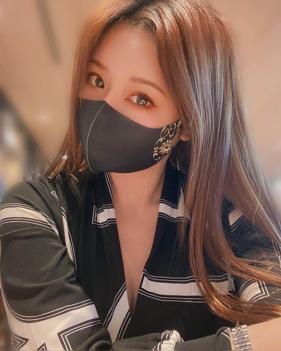 利咲のインスタグラム：「ファッションマスクの #デューエクレット 今年は今世紀一番（？！）マスクもファッションの一部となり始めましたね〜 世界で愛用されるデューエクレットマスクが日本上陸です😷🌟　 @dieueclat_office　@dieueclat_jp   クールでスタイリッシュなデザインが多いので スーツからカジュアル、ドレッシーな格好にも合わせることが出来そうです。  99.9% 殺菌機能、99.9% 紫外線A.B遮断効果など 機能も良さそう〜  私が着けてるこちらは #VeloreMask というモデルです。 サイドにデザインがあるタイプでお洒落❤︎ ちょっとしたプレゼントにも良いかも🌟  Googleで「dieu eclat」を検索、 もしくはQoo10にて購入可能です☺️  着け心地も柔らかくて気持ち良いので気に入りました！ こちらはSサイズですが今まで使っていたものより小さめな作りなので顔が隠れすぎないで良い👍 他のデザインも欲しくなってきちゃいました😍  #デューエクレットマスク #dieueclat #ファッションマスク #マスク #立体マスク #マスク女子 #おしゃれマスク #洗えるマスク #マスク生活 #マスクコーデ #デザインマスク #かわいいマスク #マスク着用 #ひんやりマスク #スポーツマスク #超快適マスク #アートマスク #mask #韓国マスク #小顔マスク #qoo10」