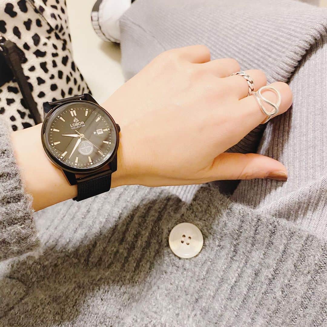 aiaiのインスタグラム：「♛ ヨーロッパ諸国やスイスで 長く愛されてきた時計ブランドLOBOR   @loborjapan  1989年に設立され 30年の時を経て「LOBOR」は 2017年1月に日本に上陸しました  コンセプトは 「For those who value time.」 品格と美しさを感じる腕時計  LOBORの機械式を中心としたラインナップは デジタルにはない細やかな歯車のディテールで 1秒ごとに時を刻みます  ブラックに大きめのフェイスは 存在感抜群でコーデのポイントに ユニセックスでも使える時計です  10%OFFクーポン　 ↓ saltale8  ♛  #lobor #ロバー #腕時計 #時計 #手元倶楽部 #おしゃれさんと繋がりたい #クリスマス #クリスマスプレゼント #プレゼント #彼女 #彼氏 #watch」