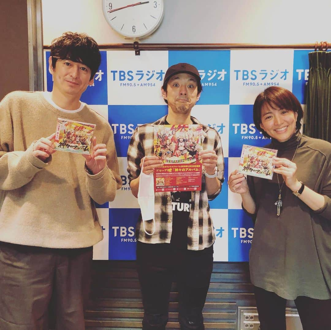 TBSラジオ「たまむすび」さんのインスタグラム写真 - (TBSラジオ「たまむすび」Instagram)「＼水曜のハイライト／  グループ魂⚡️ 新アルバムを引っ提げてギタリストの暴動こと宮藤官九郎さん🎸登場‼️  一緒に「大吉ポスト」のコーナーをやってもらいました📮メラメラお焚き上げ🔥  一之輔さんは👓メガネを新調して🥸色気付いたとか言われたりしているそうです💨フハハハ  直筆メッセージ入りの年賀状が当たるキャンペーン🐮は25日までやってます💫  #tama954 #たまむすび  #赤江珠緒 #博多大吉 #グループ魂 #暴動 #宮藤官九郎 #大吉さんと同学年 #ドラマも始まるよ #グループ魂の歌は元気出る #春風亭一之輔  #メガネ新しくしました #似合ってる #のどの窓に出ます #tbsラジオ #action954 #宮藤さんに言ってもしょうがないんですけど」12月23日 22時48分 - tamamusubi905954