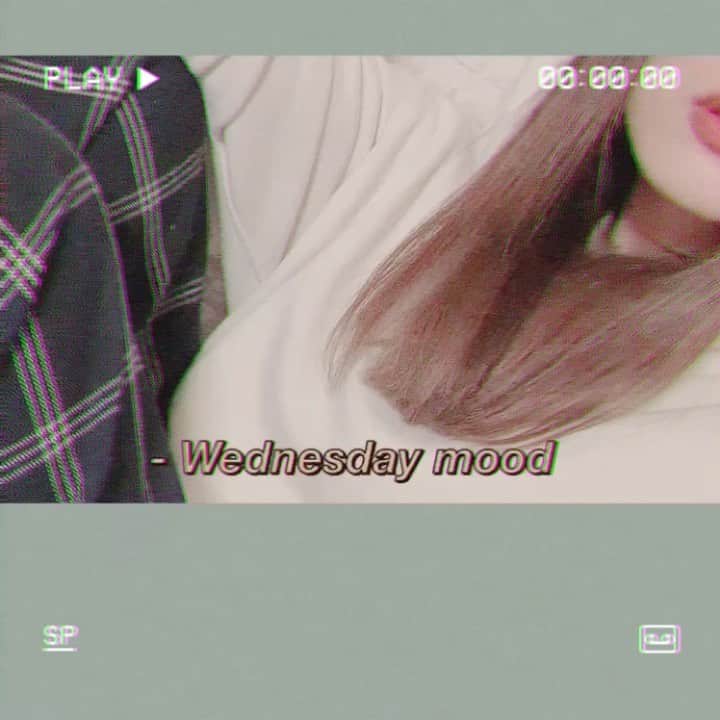のインスタグラム：「. 今日はお家でまったりでした🏠 . メイクしないと、かなり顔がうっす〜〜〜いです。笑 . . 私の定位置、ソファーの上。 . . #off #オフの日の過ごし方 #お家じかん #すっぴん #加工なしじゃ生きていけない　#まさかの動画　#wednesday」