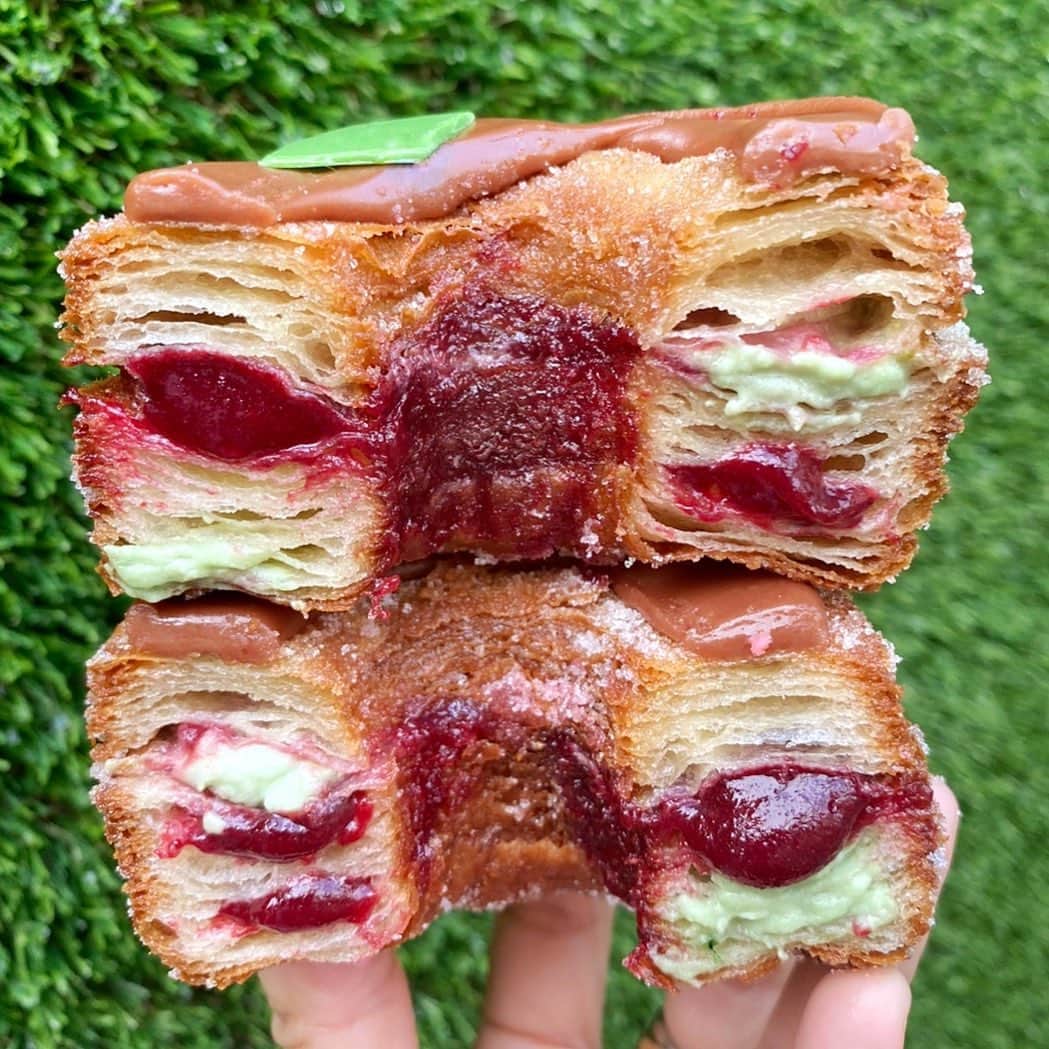 DOMINIQUE ANSEL BAKERYさんのインスタグラム写真 - (DOMINIQUE ANSEL BAKERYInstagram)「Just a few days away from 2021, and we’re getting ready for our January Cronut®: Pistachio Cherry, filled with creamy pistachio ganache and homemade cherry jam. Starts January 2nd here in Soho (we will be closed on New Year’s Day, January 1st), and preorders are up now at NYC.CronutPreorder.com.」12月23日 22時51分 - dominiqueansel