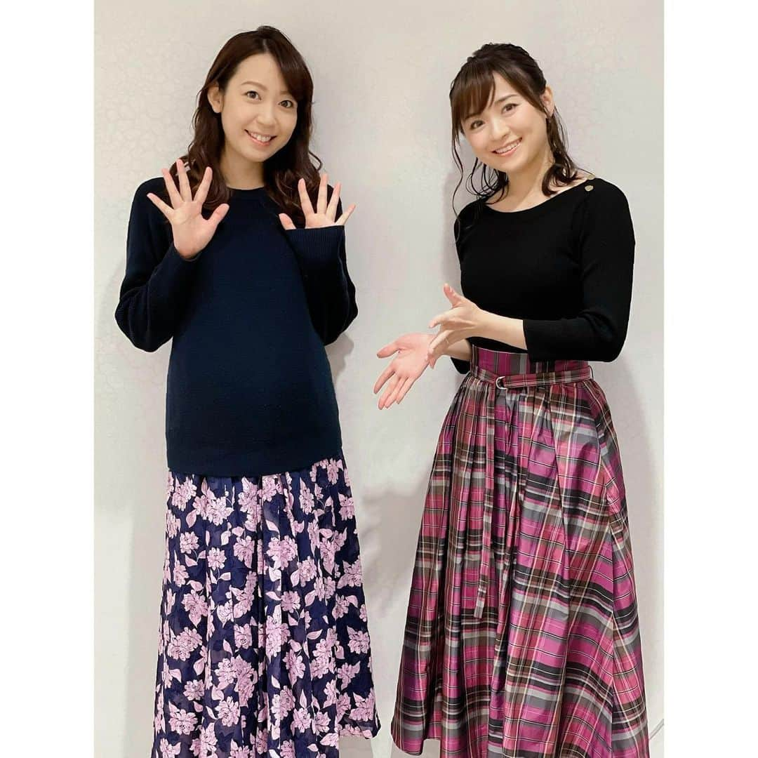 繁田美貴さんのインスタグラム写真 - (繁田美貴Instagram)「*＊ 会いたい会いたいと思いつつ 私が産休に入ってからずっと会えていなかった 同期の清華ちゃんこと、須黒清華アナ。 今日メイク室のタイミングが偶然重なり やっと！会えました〜！！ ちょっと早いクリスマスプレゼントでしょうか😍 #まもなく産休 の #須黒清華 アナ #実はまだ育休中の私(稼働しているのは月に数日のみ) #頼もしい同期 が  #ママ友 になる日がめちゃくちゃ楽しみ😊 #清華ちゃん、今は何よりお身体大切に #元気な赤ちゃんを 💕」12月23日 22時55分 - handa_miki