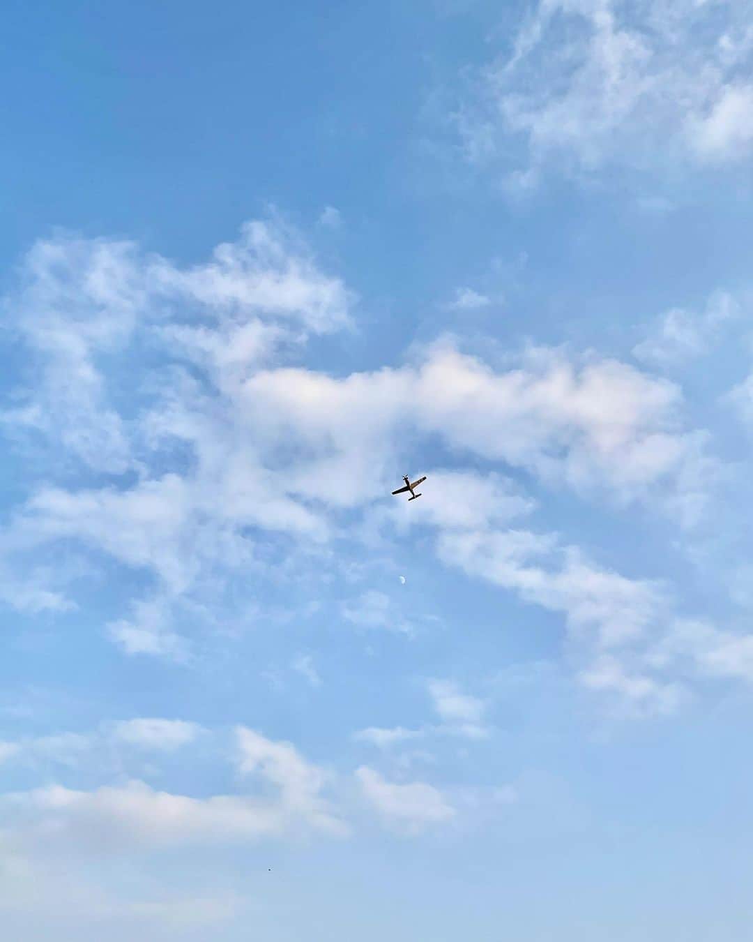オ・ジウンさんのインスタグラム写真 - (オ・ジウンInstagram)「☃️ 하늘 예뻐서 찍는데 비행기가 지나가 줬네✈️✈️」12月23日 22時57分 - gini_s2_