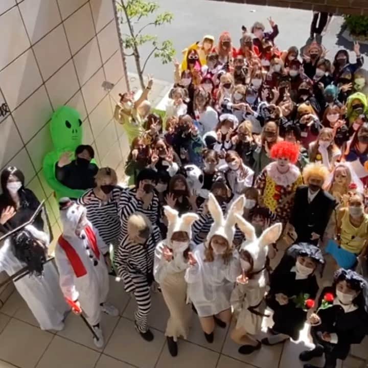 東京ベルエポック美容専門学校のインスタグラム：「2020東ベルイベント総集編‼︎ ・ 今日から冬休みSTART★ 2020年も残すところあとわずか! ・ 2020年もハロウィンやクリスマス、コンテストなどたくさんの学校行事を行いました❤︎ ・ 1年生は4月の入学から、技術力も人間力も格段にUPしました！ 2年生は学生生活ラストスパート‼︎ しっかり学んで、遊び悔いのない学生生活を送っていきましょう🌸 ・ 冬休み明け2021年‼︎また皆さんに笑顔で会えることを楽しみにしています◎ ・ みなさん良いお年を🎍⛩ ・ ・ 東ベル#東京ベルエポック美容専門学校#美容専門学校#美容学校#美容専門学校東ベル#学校行事#美容室#ヘアメイク#メイクアップ」