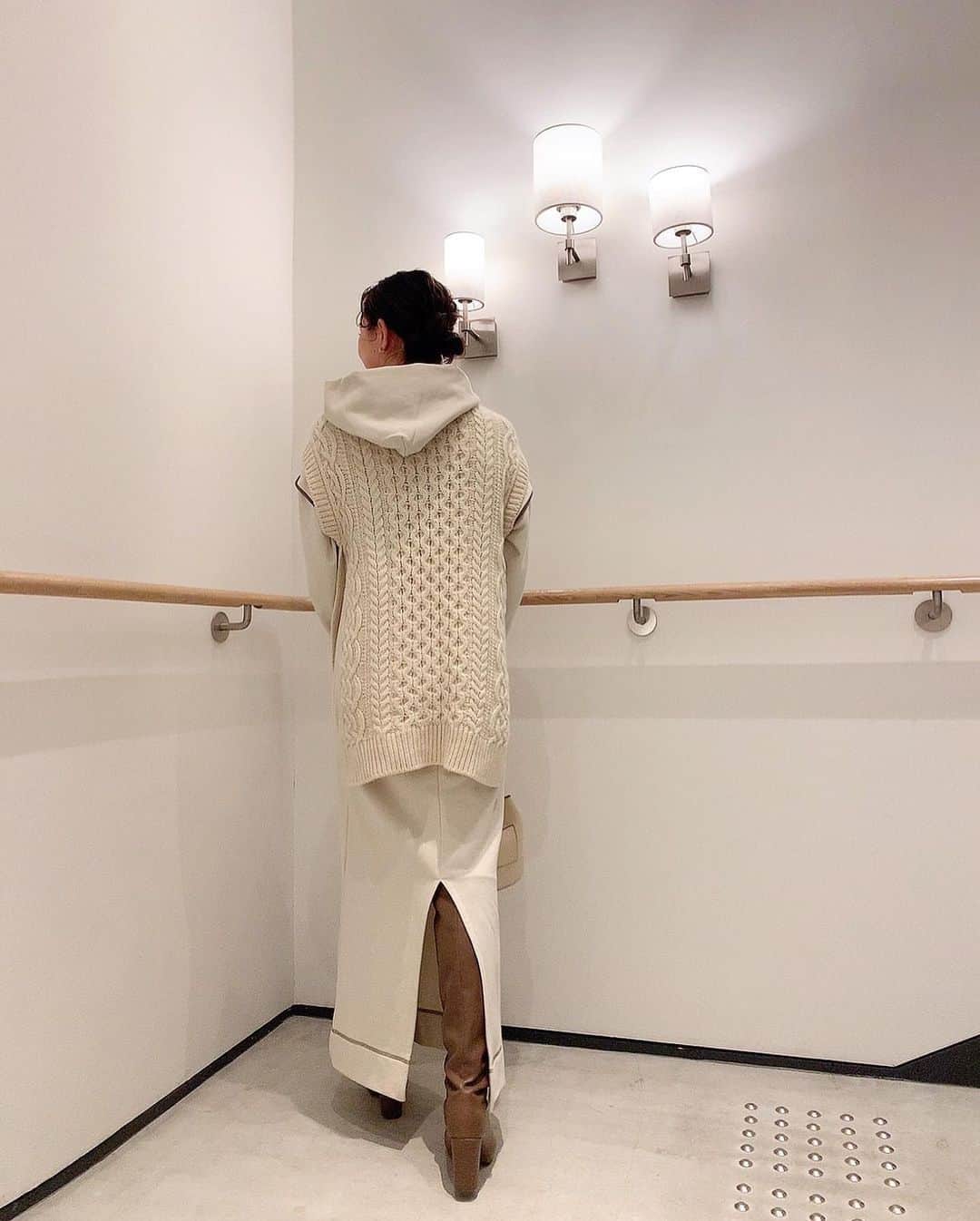 M a r i n aさんのインスタグラム写真 - (M a r i n aInstagram)「. . One piece @miilean_official  Best @fray_id  Coat @snidel_official  Bag @milaowen_official  Boots @snidel_official  _ 後ろのスリットからロングブーツが チラッと見えるのがお気に入り👢 . #ootd #152せんちこーで」12月23日 23時15分 - marina_marie_l