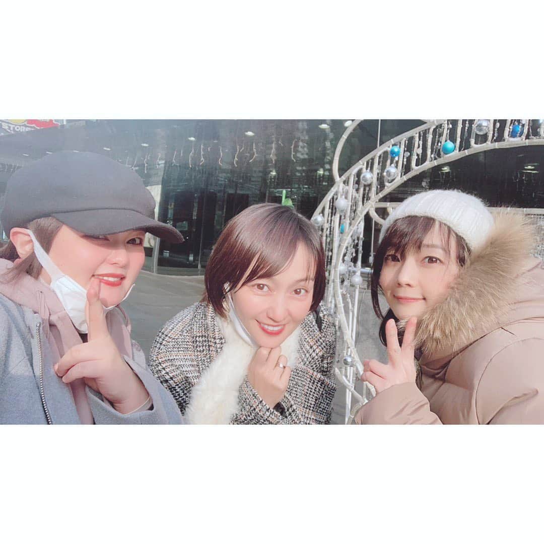 あだち理絵子さんのインスタグラム写真 - (あだち理絵子Instagram)「46歳初カレー  #カレー部  今日はカレー部参加希望をいただきまして  #華やかなカレー部  になりやした🥰  3人女子なら #スパイスカレーまるせ  にしました🤩  久しぶりすぎて 中崎町駅と思いこんでて　タク移動。  どんくさいわぁ。  で、 3種盛りフライドエッグの  #フィーバー盛り 1300円  ひゃーーん いい香り。  んーーーっ  文句なしに全部美味かった！！  #初心者もいけるスパイスカレー #感動の一皿 1.5倍いける #あだちオススメカレー #あだちカレログ　4.4    その後は 毎日放送内のタリーズでお茶  いろんな女子トークで盛り上がりました。  あと、ライングループ通話で遊びました😆  ブスすぎっ！！  舞台共演で知り合得た仲 楽しかったな #音  mocoちゃんがクリスマスプレゼントくれたーっ。  相変わらず、手作りのスイーツが美味いっ。」12月23日 23時09分 - adachi.rieko
