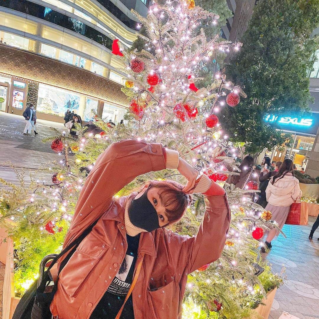 樹麗のインスタグラム：「ついつい駆け寄ってしまうけど ついついポーズのだささがめだってしまう クリスマスびより✌︎🎅🏻  今年はお仕事ですが 稽古が出来るという当たり前じゃない 確かな嬉しさがあります🎁  お仕事ある方もない方も たのしく過ごせるように くれぐれも体調に気をつけていきましょ✌︎🎅🏻  #🎅🏻#ほーほーほー #ホッカイロは背中の肩甲骨辺りがおすすめ」