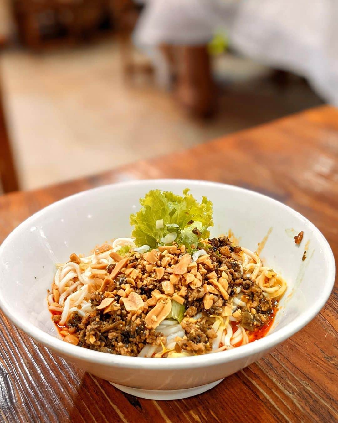 Li Tian の雑貨屋のインスタグラム：「The perfect supper I would love to have right now 🍜 Not too spicy but this Sichuan dan dan noodles is so full of flavors it keeps you going and going until the very last drip of that sauce 👅   ( 📸: @chenhankiang )  • • #sgeats #singapore #local #best #delicious #food #igsg #sgig #exploresingapore #eat #sgfoodies #gourmet #yummy #yum #sgfood #foodsg #burpple #beautifulcuisines #bonappetit #instagood  #eatlocal #noodles #delicious #sgrestaurant #chinese #peanuts #sichuanfood」