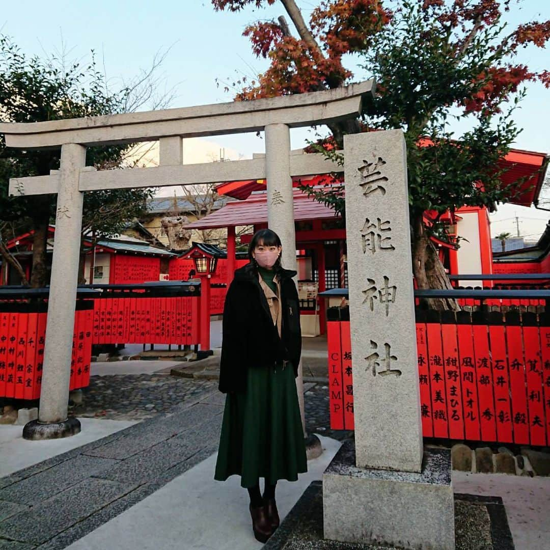 根岸可蓮さんのインスタグラム写真 - (根岸可蓮Instagram)「⛩ 車折神社☺️ 自分の名前発見〜👀 前に来たときに竹達彩奈さんと梶裕貴さんが並んでるの見つけて📷 めっちゃ幸せな気持ちになった😁 しかもれにちゃんにしおりん、みれいちゃんにりこちゃん、超特急さんまで…！！！ 諏訪ななかさん、CLAMPも見つけたよ〜🥰 もちろんムチャミタスも👌 ※ ※ ※ #たこやきレインボー #たこ虹 #tacoyakirainbow #taconiji #根岸可蓮 #れんれん #Renstagram #アニメ好き #京都 #神社 #⛩ #車折神社 芸能神社 #玉垣 #followme #instagood #れんれんドキドキでーす」12月23日 23時11分 - negishikaren_official