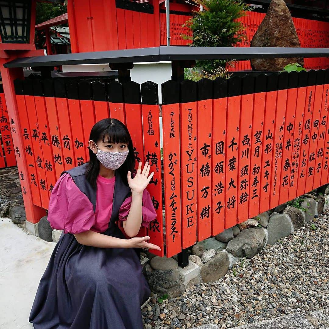 根岸可蓮さんのインスタグラム写真 - (根岸可蓮Instagram)「⛩ 車折神社☺️ 自分の名前発見〜👀 前に来たときに竹達彩奈さんと梶裕貴さんが並んでるの見つけて📷 めっちゃ幸せな気持ちになった😁 しかもれにちゃんにしおりん、みれいちゃんにりこちゃん、超特急さんまで…！！！ 諏訪ななかさん、CLAMPも見つけたよ〜🥰 もちろんムチャミタスも👌 ※ ※ ※ #たこやきレインボー #たこ虹 #tacoyakirainbow #taconiji #根岸可蓮 #れんれん #Renstagram #アニメ好き #京都 #神社 #⛩ #車折神社 芸能神社 #玉垣 #followme #instagood #れんれんドキドキでーす」12月23日 23時11分 - negishikaren_official