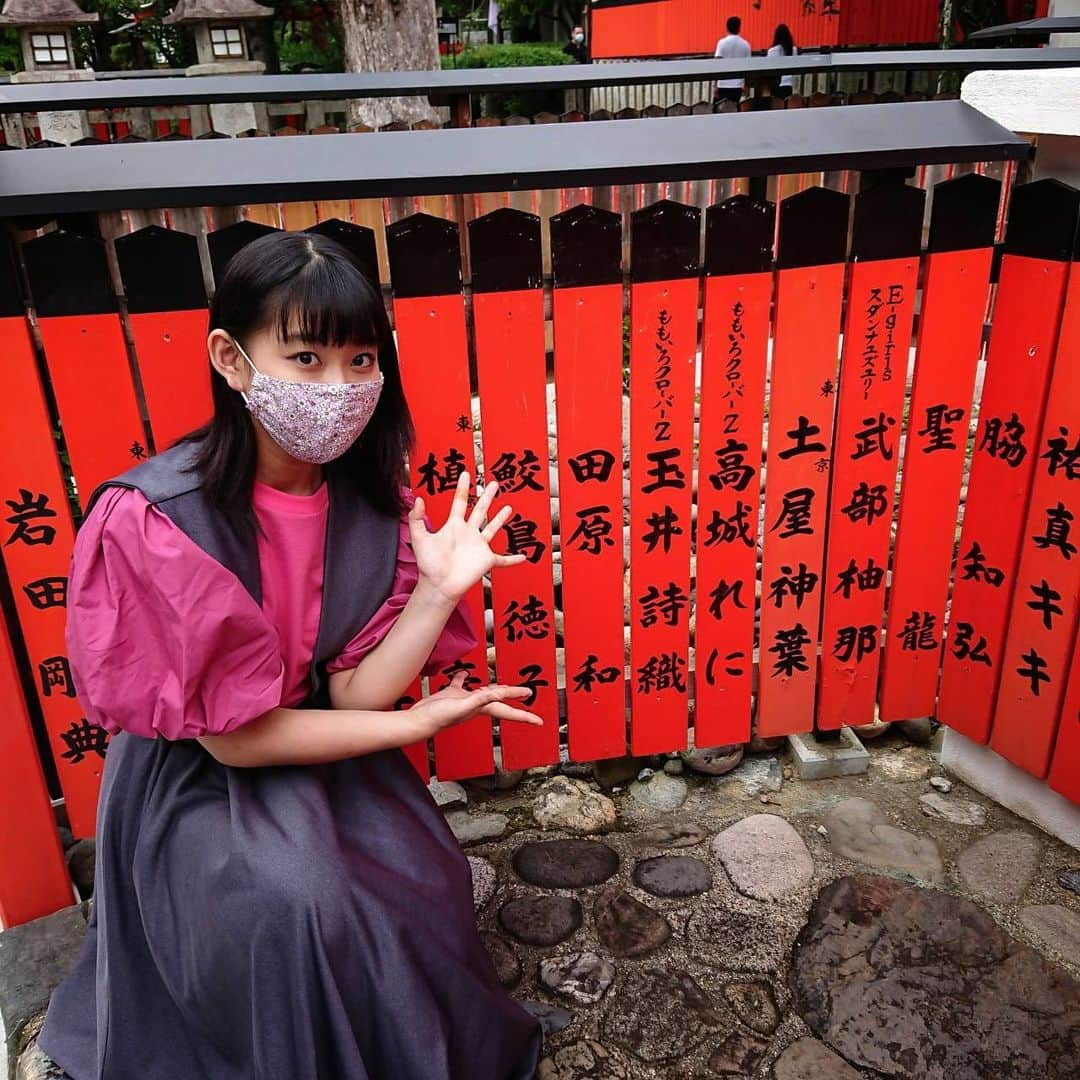 根岸可蓮さんのインスタグラム写真 - (根岸可蓮Instagram)「⛩ 車折神社☺️ 自分の名前発見〜👀 前に来たときに竹達彩奈さんと梶裕貴さんが並んでるの見つけて📷 めっちゃ幸せな気持ちになった😁 しかもれにちゃんにしおりん、みれいちゃんにりこちゃん、超特急さんまで…！！！ 諏訪ななかさん、CLAMPも見つけたよ〜🥰 もちろんムチャミタスも👌 ※ ※ ※ #たこやきレインボー #たこ虹 #tacoyakirainbow #taconiji #根岸可蓮 #れんれん #Renstagram #アニメ好き #京都 #神社 #⛩ #車折神社 芸能神社 #玉垣 #followme #instagood #れんれんドキドキでーす」12月23日 23時11分 - negishikaren_official