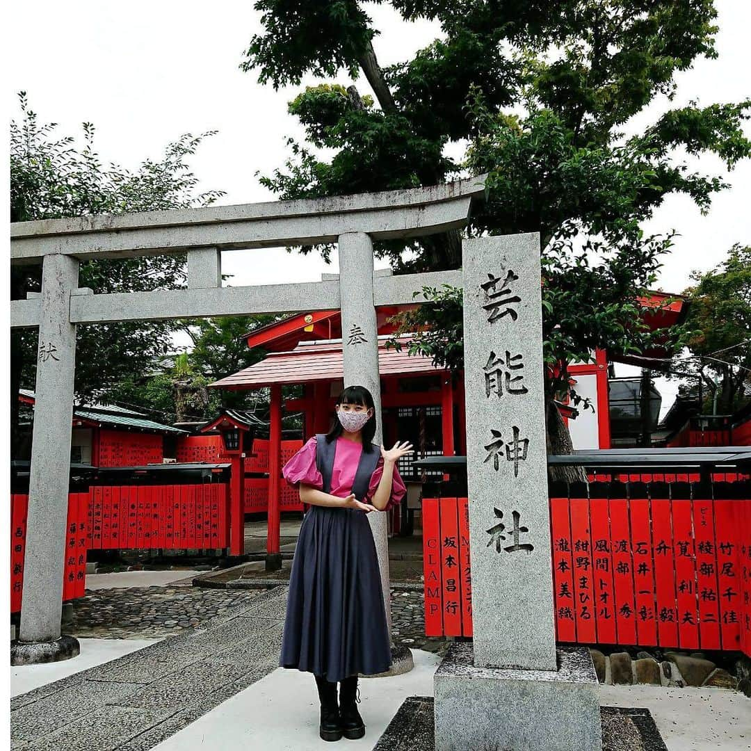 根岸可蓮さんのインスタグラム写真 - (根岸可蓮Instagram)「⛩ 車折神社☺️ 自分の名前発見〜👀 前に来たときに竹達彩奈さんと梶裕貴さんが並んでるの見つけて📷 めっちゃ幸せな気持ちになった😁 しかもれにちゃんにしおりん、みれいちゃんにりこちゃん、超特急さんまで…！！！ 諏訪ななかさん、CLAMPも見つけたよ〜🥰 もちろんムチャミタスも👌 ※ ※ ※ #たこやきレインボー #たこ虹 #tacoyakirainbow #taconiji #根岸可蓮 #れんれん #Renstagram #アニメ好き #京都 #神社 #⛩ #車折神社 芸能神社 #玉垣 #followme #instagood #れんれんドキドキでーす」12月23日 23時11分 - negishikaren_official