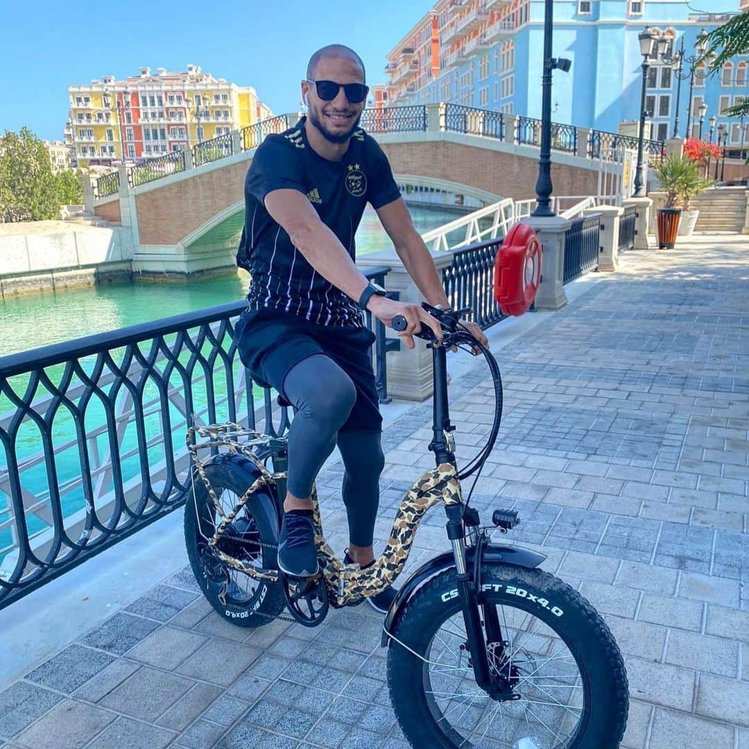 アドレーヌ・グェディウラのインスタグラム：「Just cruisin’ and biking 😎🤙 #elhamdulilah #doha #qatar #pearl #relax #bike」