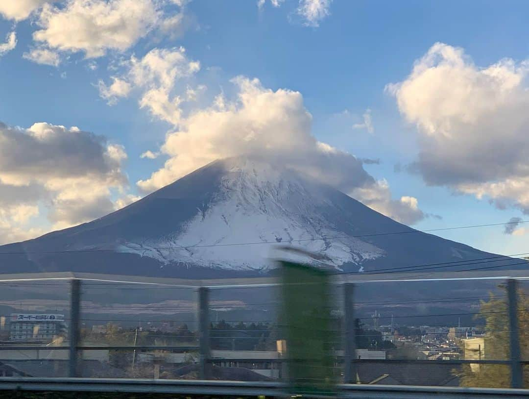 峰麻美さんのインスタグラム写真 - (峰麻美Instagram)「⚽️時差スタグラム⚽️  UPし忘れてた清水戦のやつ🗻  いつもお世話になってるご夫婦とプチ遠征で、大好きな富士山もばっちり見れたからめちゃ幸せ🙆‍♀️  #soccer #football #jleague #spulse #vegalta #mtfuji  #iaiスタジアム日本平  #清水エスパルス #ベガルタ仙台 #ベガサポ #アウェイ遠征 #富士山大好き芸人」12月23日 23時13分 - asaaaaami.0702