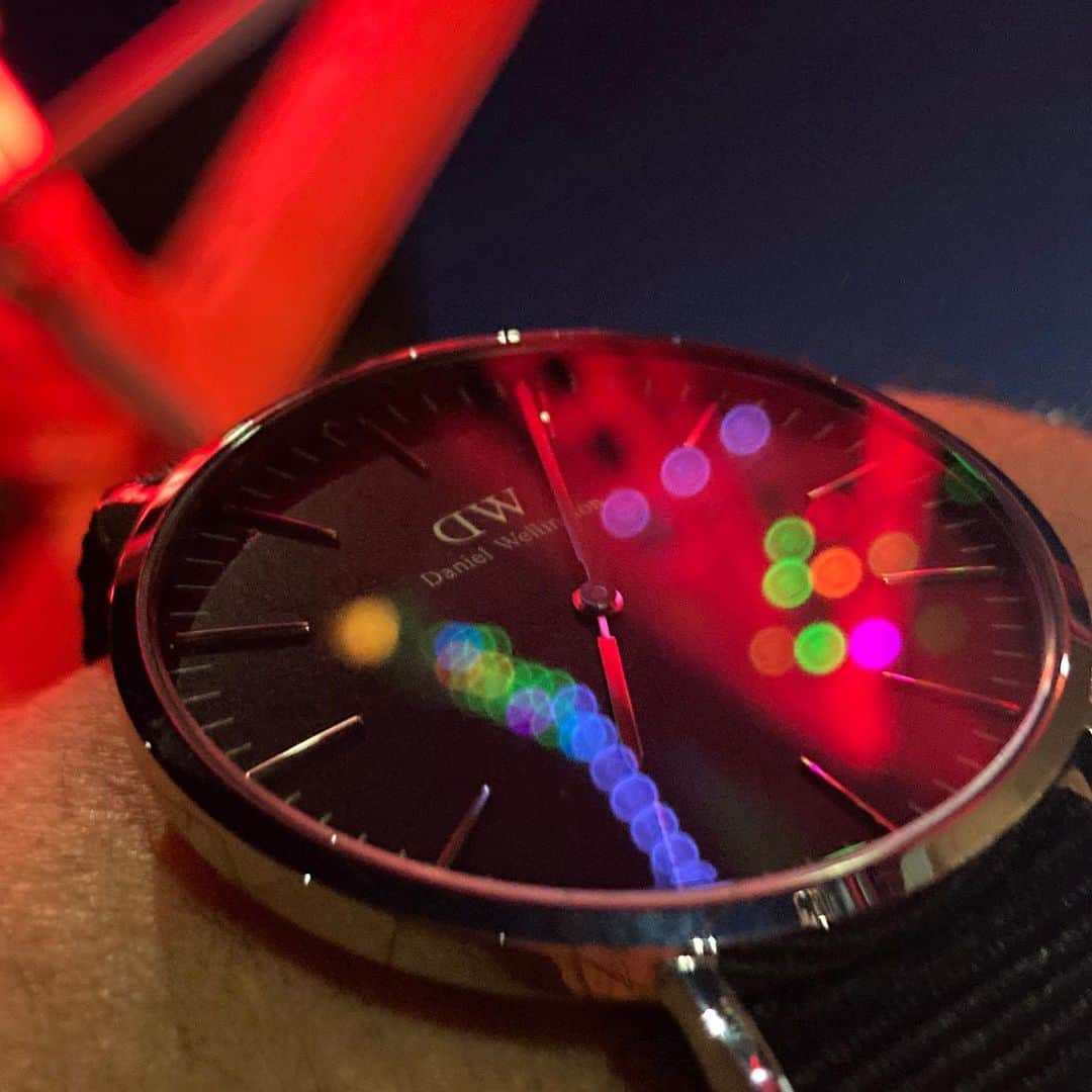 vo_coのインスタグラム：「#PR  2020年 どんな年だったでしょうか 新しい2021年が少しでもよい年になりますように…  Daniel Wellingtonでクリスマスキャンペーン実施中！ 🎄公式サイトhttps://www.danielwellington.com/jp/ やDW直営店舗にて二点以上お買い上げで25％OFFになります！全品対象！ ★特別ギフトラッピングも無料提供！ ★5％OFFクーポンコード【vocodw】の併用でさらにお得！  @danielwellington  #DWクリスマス #danielwellington  #ダニエルウェリントン」