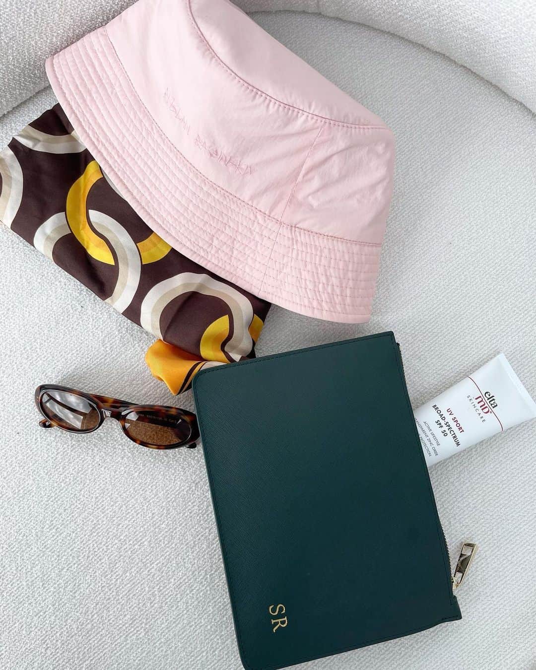 ソフィア・リッチーさんのインスタグラム写真 - (ソフィア・リッチーInstagram)「Today’s essentials 💛💛」12月23日 23時17分 - sofiarichiegrainge
