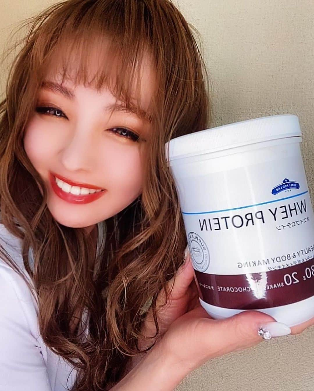 CHINATSUさんのインスタグラム写真 - (CHINATSUInstagram)「@supliprolab_healthylab   iHerbではもうほとんど購入辞めました☺️ 中身が安全で内容量、由来成分も明確で 添加物の有無も含めて 今は飲んでる全てのサプリメントを変更☺️ 全部紹介していこうと思います  まず今回は プロテイン✨ 絶対的に無くてはならんもん❤️ 1食分あたり エネルギー100cal タンパク質20 炭水化物6 うち、1が食物繊維 脂質1  嬉しいことに カルシウム100mg 鉄1.3mg カリウム220mg そのほかにもアミノ酸プロフィールも優秀✨  食事厳し目の咀嚼食品重視減量でない限り プラスで豆乳やらバナナやらで タンパク質と炭水化物をプラスオン✨  今まで ドラッグストアやiHerb色んなプロテイン飲んできたけど味も1番好み✨ バニラとチョコがあるけど 私は断然チョコレート✨  ホエイプロテイン  ホエイプロテインは合成の香料・甘味料を一切加えない、純粋なホエイ蛋白パウダーです 。 良質なタンパク質の補給に最適です。お好みのフレーバーを加えてご使用いただけるシンプルな風味のプロテインです。 第三者機関のNSFとGMPを取得している日本で唯一のホエイプロテインです。  @zakiyama_2020  サプリメントの話でいつも盛り上がるし 自分の知らない知識をいつも教えてくれて ほんと頼りにしてるお方☺️ 話してたら面白すぎて時間たつのめちゃ早い笑っ  @supliprolab_healthylab  サプリプロラボ株式会社  #大阪 #サプリメントアドバイザー  #サプリメント生活  #栄養補助サプリ  #基本は食べ物  #タンパク質  #プロテイン女子  #チョコレート中毒  #炭水化物摂取ダイエット  #食べないと痩せないよ」12月23日 23時17分 - chinatsu.k621