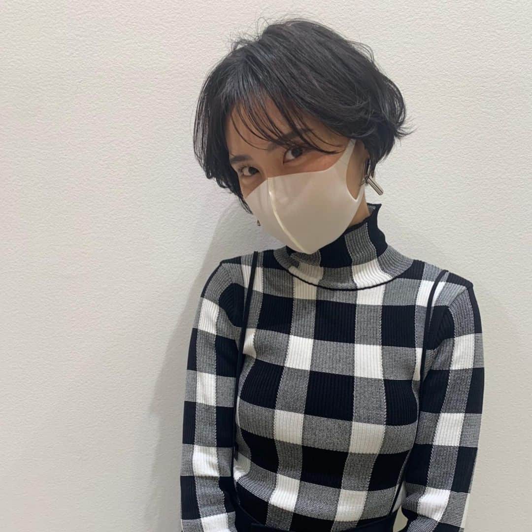 のインスタグラム：「今年最後のcorsoへ✂️ 今回は暗くしてもらいました🤍🤍🤍 @yukamaegawa さん @corsokiri さん ことしもたくさんお世話になり ありがとうございました😊 また来年もどうぞ宜しくお願いします☺️❤️」
