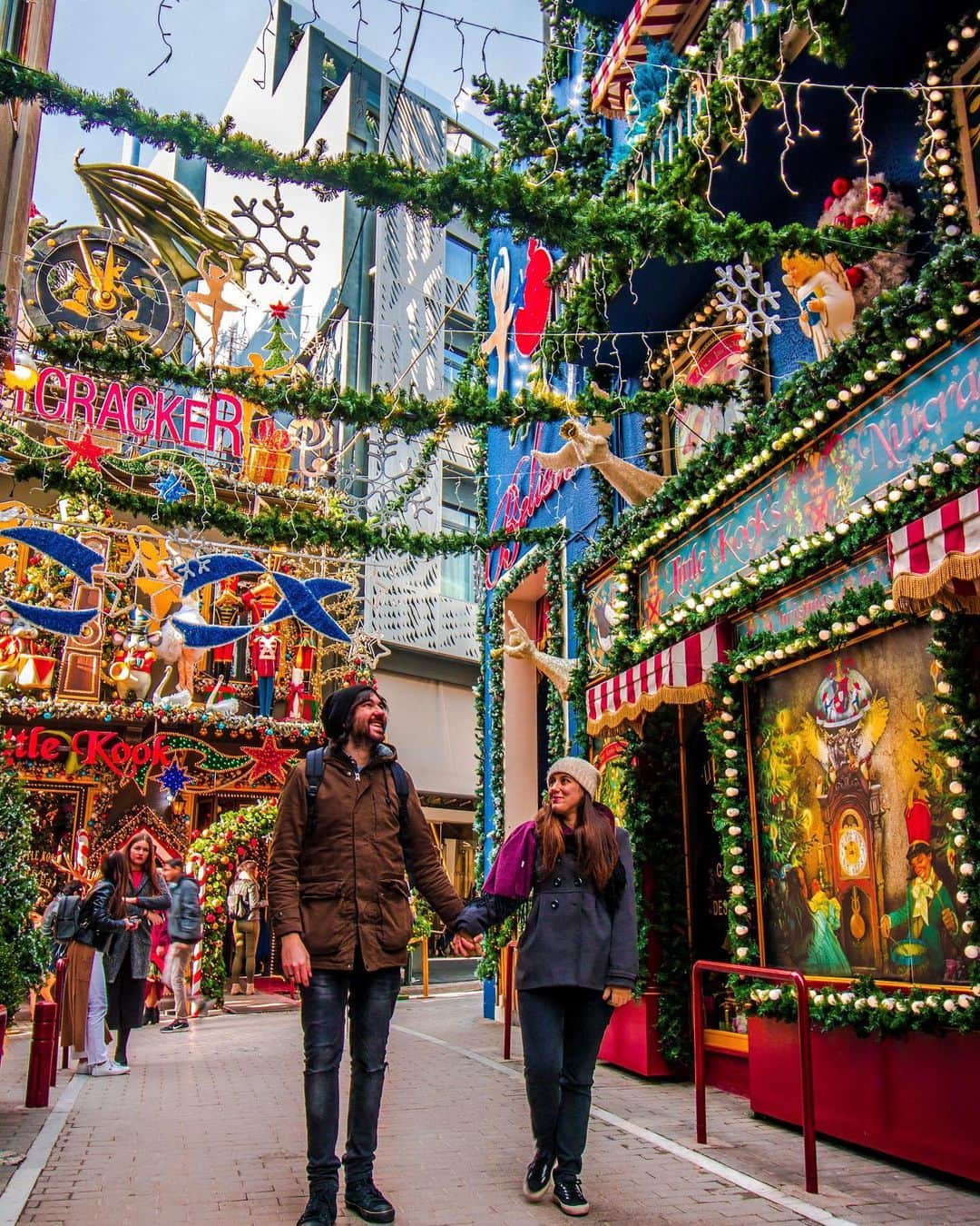 BEAUTIFUL DESTINATIONSさんのインスタグラム写真 - (BEAUTIFUL DESTINATIONSInstagram)「Sparkling lights in Athens! 🤩 Greece brightens up during the Christmas season, as the holiday is deeply rooted in its people's tradition. In this festive time, people shop for gifts, decorate their homes, and prepare for feasts. 🎄   Aren't these shots in Pittaki Street so dazzling? The downtown district is near Monastiraki Square, which mostly hosts small businesses. 🎁  Any favorite spots to check out in Greece this festive season? 🇬🇷  📸 @ournextflight 📍 Pittaki Street, Athens, Greece」12月23日 23時19分 - beautifuldestinations