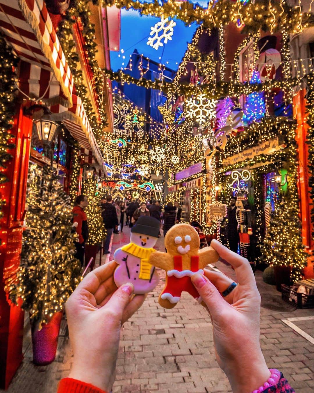 BEAUTIFUL DESTINATIONSさんのインスタグラム写真 - (BEAUTIFUL DESTINATIONSInstagram)「Sparkling lights in Athens! 🤩 Greece brightens up during the Christmas season, as the holiday is deeply rooted in its people's tradition. In this festive time, people shop for gifts, decorate their homes, and prepare for feasts. 🎄   Aren't these shots in Pittaki Street so dazzling? The downtown district is near Monastiraki Square, which mostly hosts small businesses. 🎁  Any favorite spots to check out in Greece this festive season? 🇬🇷  📸 @ournextflight 📍 Pittaki Street, Athens, Greece」12月23日 23時19分 - beautifuldestinations