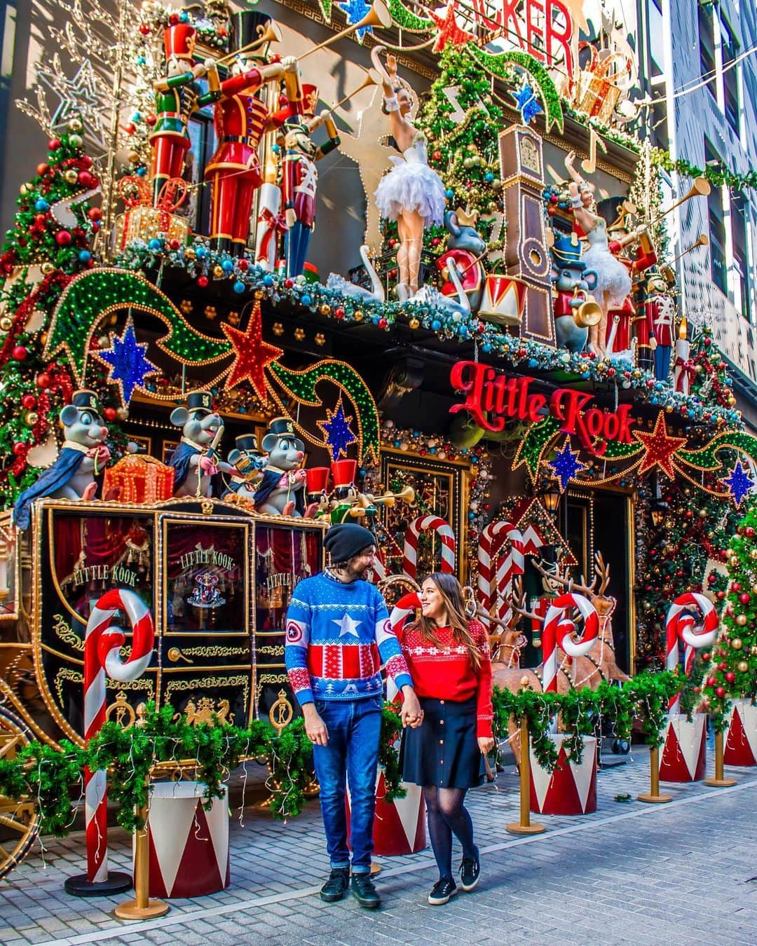 BEAUTIFUL DESTINATIONSさんのインスタグラム写真 - (BEAUTIFUL DESTINATIONSInstagram)「Sparkling lights in Athens! 🤩 Greece brightens up during the Christmas season, as the holiday is deeply rooted in its people's tradition. In this festive time, people shop for gifts, decorate their homes, and prepare for feasts. 🎄   Aren't these shots in Pittaki Street so dazzling? The downtown district is near Monastiraki Square, which mostly hosts small businesses. 🎁  Any favorite spots to check out in Greece this festive season? 🇬🇷  📸 @ournextflight 📍 Pittaki Street, Athens, Greece」12月23日 23時19分 - beautifuldestinations