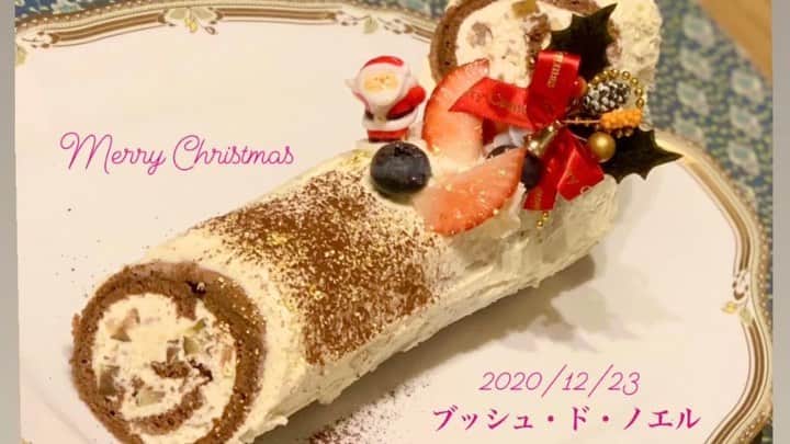 諸國沙代子のインスタグラム：「. 本日お休みのため台所を占領して 家族でお家クリスマス会🎄 . 一番のハプニングは 栗の渋川煮の瓶の蓋が 固くて開かなかったこと。 . 蓋に輪ゴムをしてもビクともせず。 昨夜のうちに 父に開けておいてもらえば良かった と自分の詰めの甘さを後悔。 . 湯煎して蓋を温めたり フチをスプーンで叩いたり 母が開け方の裏技を ネットで調べてくれたり。 試行錯誤の末、開いて良かった。 . 両親が喜んでくれて嬉しかったです！ クリスマス気分、終わり。 . #クリスマスイブイブ  #ブッシュドノエル  #ラザニア #シーザーサラダ #カプレーゼ #アボカド茗荷和え #オニオンスープ #ツリーオーナメント一つ増えた」
