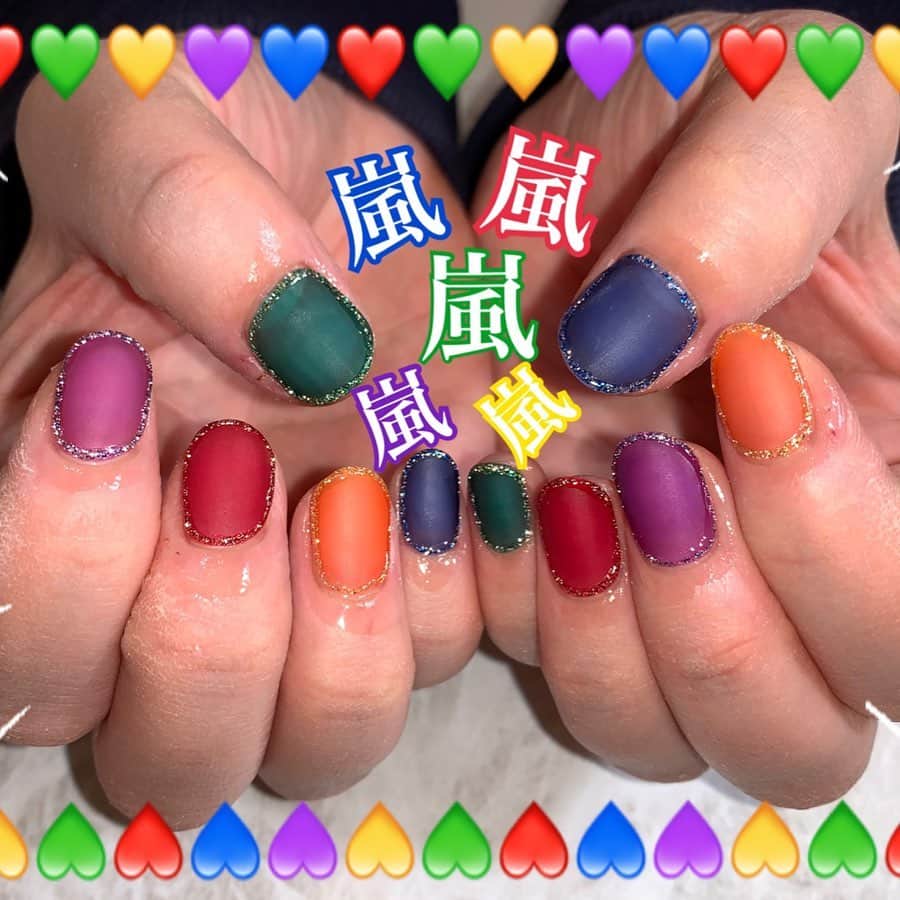 美城れんのインスタグラム：「12月のネイルはコレしかない💙❤️💛💚💜2020年12月31日　宝塚生活の応援歌は、嵐でした。よって、私の青春の一部です。 これからも、全力嵐を応援！　自己満足なネイルに仕上げて頂きました！🤣🌈　皆様にも、それぞれ元気の元ありますよね😌 私自身が、皆様の元気の元でありたい！と、思っていた宝塚時代、嵐の曲を聴きながら、皆様からのお手紙を読んでいた朝のウォーミングアップ時間。沢山の思い出と共に✨ 改めて感謝を感じる今日でした。😌mahalo🌈 #嵐 #嵐カラーネイル」