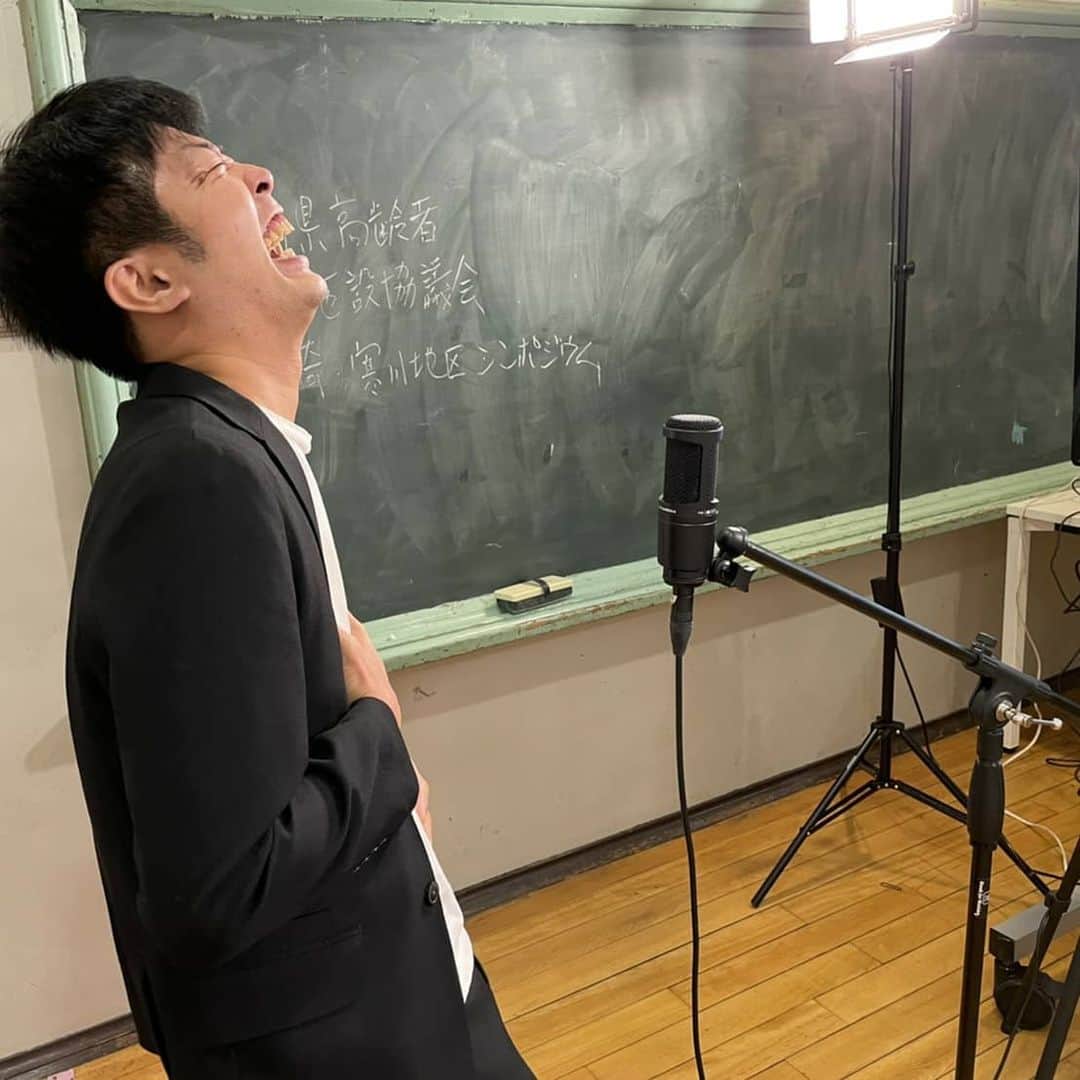 松本康太さんのインスタグラム写真 - (松本康太Instagram)「『リモートで介護についての講演会！神奈川県寒川地区福祉シンポジウム』に参加させてもらいました♪介護従事者の皆さんを対象にお笑い芸人ならではの利用者さんとの距離感の取り方や、初めて会った人との心地良いコミュニケーションの取り方などの約1時間の講演会。  今回は皆さんとチャットでコミュニケーションがとれたので、とても盛り上がる感じになりとても楽しかったです(^o^)/  コロナ問題で会場には行けないけど、吉本興業本社とリモートでの講演会が出来るようになりました(*´ー｀*)　  #リモート#講演会#リモート講演会#福祉#介護#レクリエーション介護#介護とお笑い#笑いの力#笑顔#吉本興業#新宿#レギュラー#あるある探険隊#介護従事者#医療従事者に感謝」12月23日 23時21分 - aruarutankentai.matsumoto