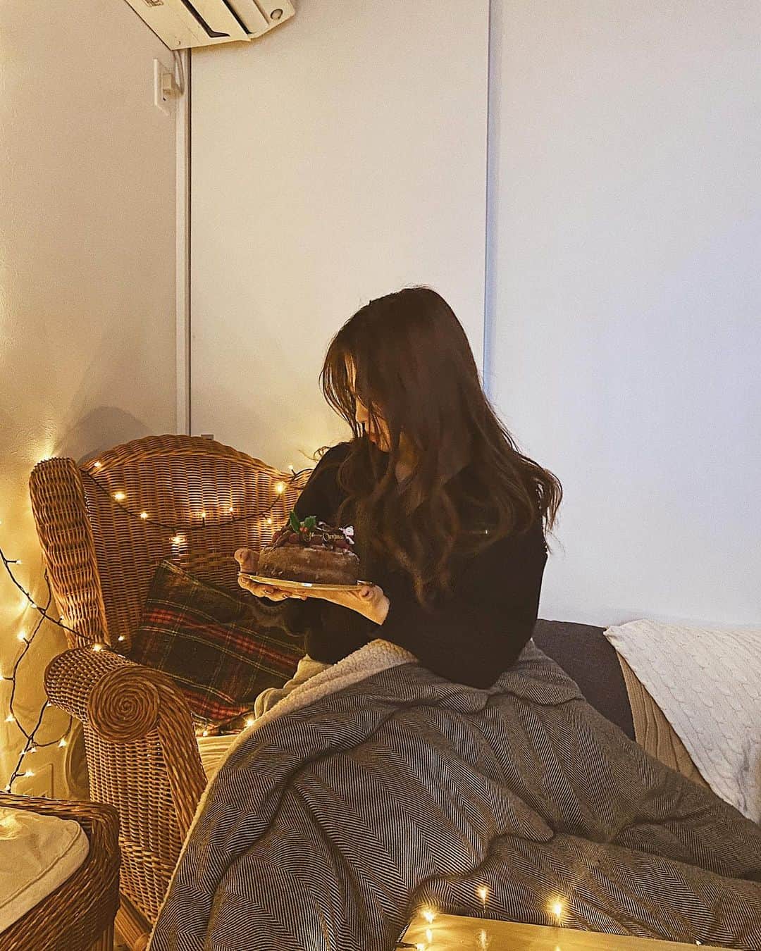 MEGのインスタグラム：「少し早めの家族で 〜 𝐶𝐻𝑅𝐼𝑆𝑇𝑀𝐴𝑆 𝑃𝐴𝑅𝑇𝑌 〜 ㅤㅤㅤㅤㅤㅤㅤㅤ 今年は当たりのチキン🍗 ケーキも美味しかった〜  Photo by my sister @na__iii0614 📸 ㅤㅤㅤㅤㅤㅤㅤㅤㅤㅤㅤㅤㅤ #christmas #christmascake」