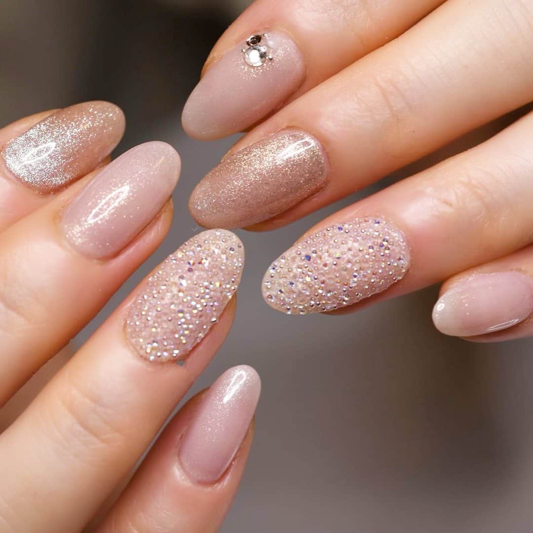 Yuka Maeda ::manicurelistのインスタグラム：「いよいよ明日はクリスマスイブ🎄 いい子にしてたらサンタさん🧑‍🎄来てくれるらしい👧🏻💕 . . Salon data▼ ＝＝＝＝＝＝＝＝＝＝＝＝＝＝＝＝＝＝＝＝ . CADENAS -nail eyelash salon- ●Nail artist  @yuka.maeda  @yuki_cadenas ●eyelash　@cadenaseyelash  ゲストに愛と感動を…♡ . 【 LINE ＠cadenas 】 ご予約/お問い合わせはLINEよりお気軽に🤲 ▶︎▶︎#cadenasnail デザインアップしてます♡  price…★⭐︎Instagram特別キャンペーン中⭐︎★ . 「インスタ見たよ👀」と LINEからご予約で特別プライス7500円！！ . ※ご新規様限定 ※キャラクターや特殊なエレメント等のみ 別途料金いただく場合ございます🙇🏻‍♀️ . . price…初回8000円（オフ込み） access…大阪市北区堂山町16-1  中崎町駅  徒歩5分 /  梅田駅  徒歩6分 . tel… 06-4792-8617 ＝＝＝＝＝＝＝＝＝＝＝＝＝＝＝＝＝＝＝＝ . . .  #中崎町ネイルサロン #梅田ネイルサロン #大阪ネイルサロン #関西ネイルサロン #インスタネイル #instanails #instanail #トレンドネイル #ネイルサンプル #アートネイルデザイン  #ネイルブック #マグネットネイル #ネイルチェンジ #今月のネイル #にゅーねいる #冬ネイル #グラデーションネイル  #ネイル大好き #ネイル #ネイル部 #女子力向上委員会 #女子力 #女子力ネイル #ピクシーネイル #スターギャラクシーネイル  #スターギャラクシー  #ナノソル #ナノソルcc  #ナノソル販売店大阪」