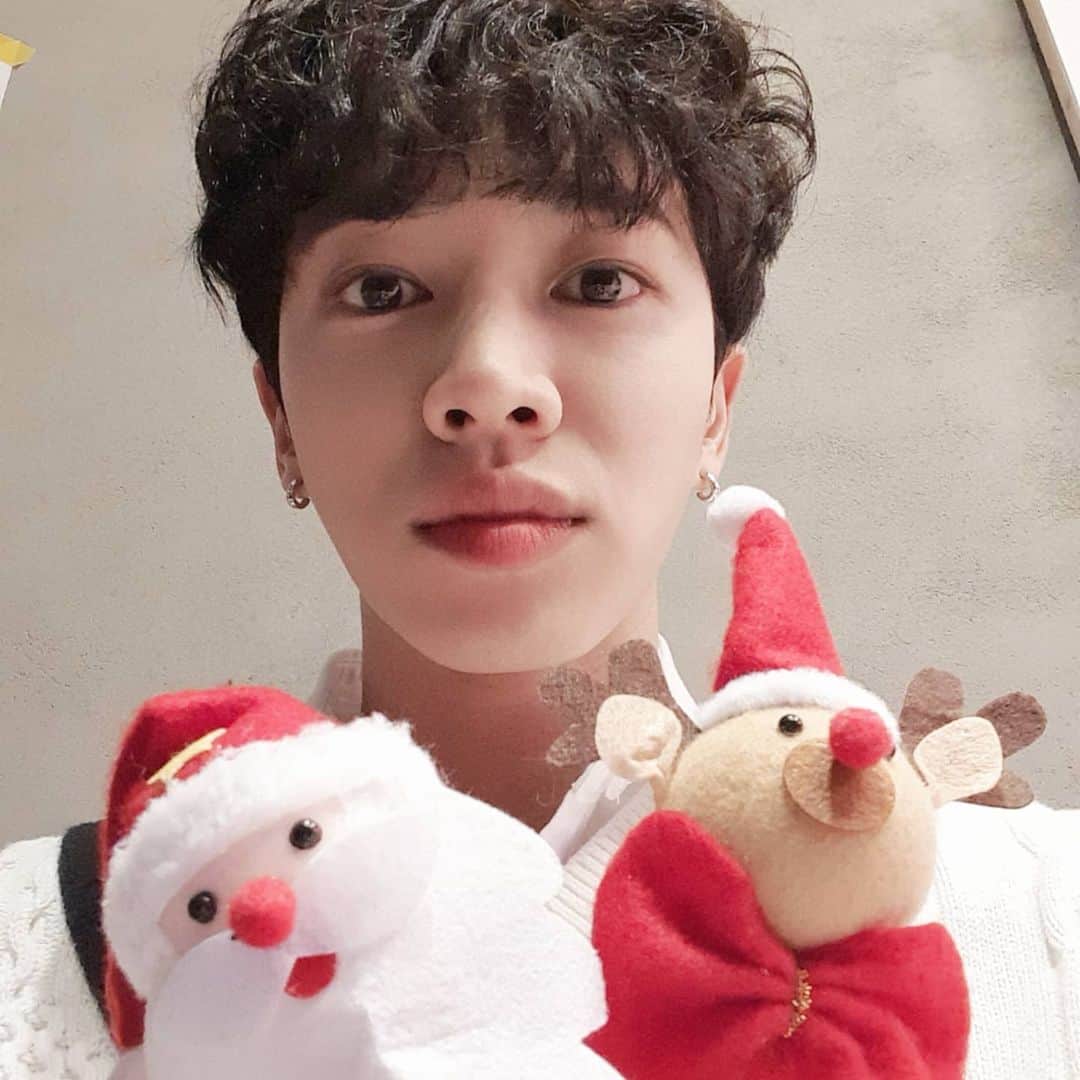ギグァンのインスタグラム：「오늘도 아이돌 원더랜드 즐거웠습니다. 행복하고 건강한 밤 되세요👏🙌👐👍」