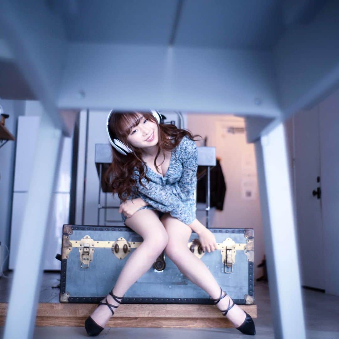 のインスタグラム：「. 私とカメラマンさんが一番気に入っている写真🙈 何度撮影中に足つったことか🤣  撮影者📸: @denizmavi51   明日はクリスマスイブ🎄✨ LINELIVEではコスプレ配信します🤶 クリスマス一緒に沢山お話しして過ごそ🥺💓💓 待ってるね🙈  今日も楽しいクリスマスイブ前夜祭にしてくれた方ありがと〜❣️ ほんと幸せ者です🥺💓 .  ✦  ✧ ‧✧̣̥̇‧  #撮影モデル #ヘアセット  #被写体モデル #サロンモデル希望 #サロンモデル #サロンモデル募集中 #関東サロンモデル #関東サロモ #サロモ #撮影モデル #撮影依頼募集中  #model #お洒落さんと繋がりたい #followｍe #instagood #fashion #カメラ好きな人と繋がりたい #ポートレート撮影 #メイク好きな人と繋がりたい #一重 #ポートレート #ポートレート撮影 #ポートレート好きな人と繋がりたい #脚スタグラム」