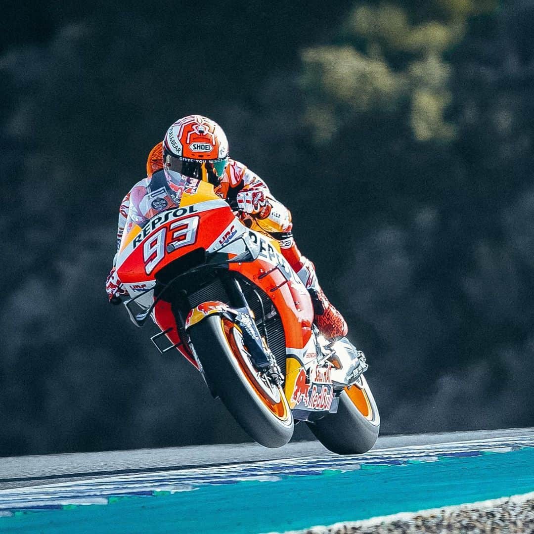 レプソル・ホンダのインスタグラム：「#WheelieWednesday」