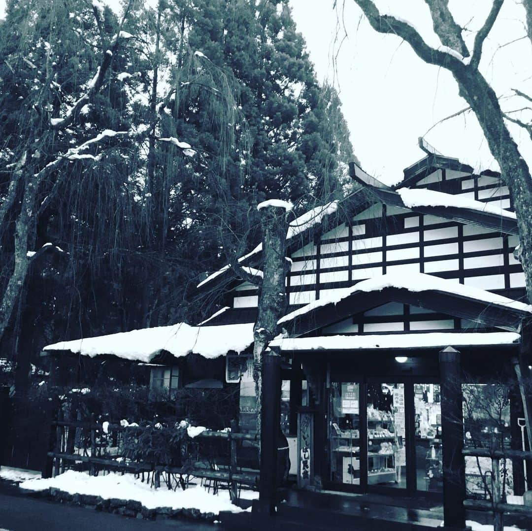 井上幸太郎のインスタグラム：「某映画の撮影。東北某所へ。 今回のロケで仕事納めかな。  アンチクリスマス派なのでメリーは言わずに今年を終える流れかのぅ…。  良いお年を！  来年は疫病も去り、みんないい笑顔で良い年にしたいですね。 ヤーマン！」