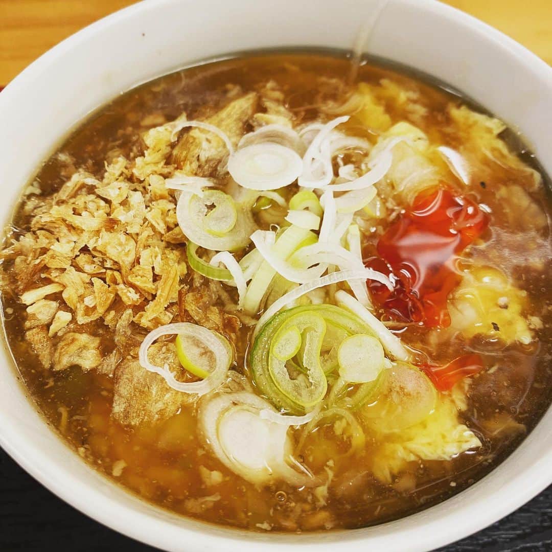 五箇公貴のインスタグラム：「#平塚グリーンサウナ  の加川さんが始めた　#キッチンみどり蒸し ついに行けましたー。グリーンサウナ名物の城門ラーメン→城門ミニワンタン懐かしい味で最高でした。カツキさんデザインのカワイイサウナハットとTシャツは戦利品！」