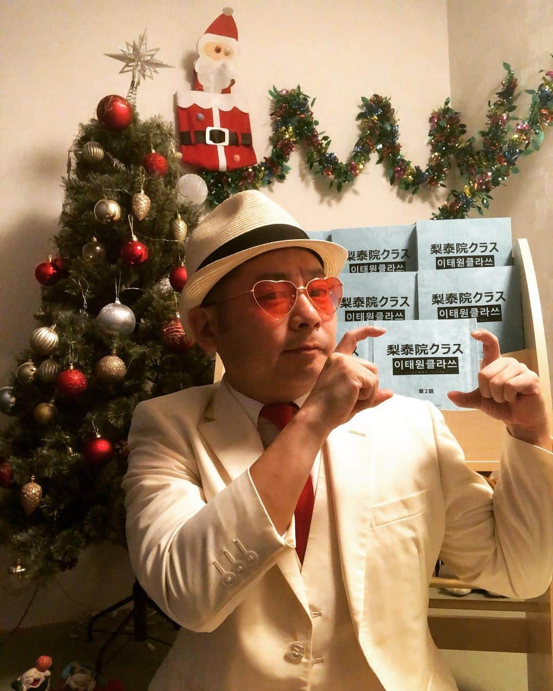 山本高広さんのインスタグラム写真 - (山本高広Instagram)「クリスマスイブ、クリスマス、年末年始はNetflix「梨泰院クラス」吹き替えで‼️😆👍✨ん〜字幕もいい🤤2回観て‼️‼️‼️😂😂😂  オ・ビョンホン刑事役で吹き替えしてます‼️ 年末年始は梨泰院クラスを是非観て頂き、来年はいい年を迎えましょう😆👍‼️  #Netflix #海外ドラマ #韓国 #梨泰院クラス #吹き替え #台本 #声優 #オビョンホン　 #刑事 #役 #俳優 #ユンギョンホ	さん #24日　から #配信 #スタート #クリスマスイブ #クリスマス #年末年始　は #キュン　して #💘 #韓国版 #倍返し　 #観て #いい年を迎えましょう」12月23日 23時35分 - _yamamoto_takahiro_